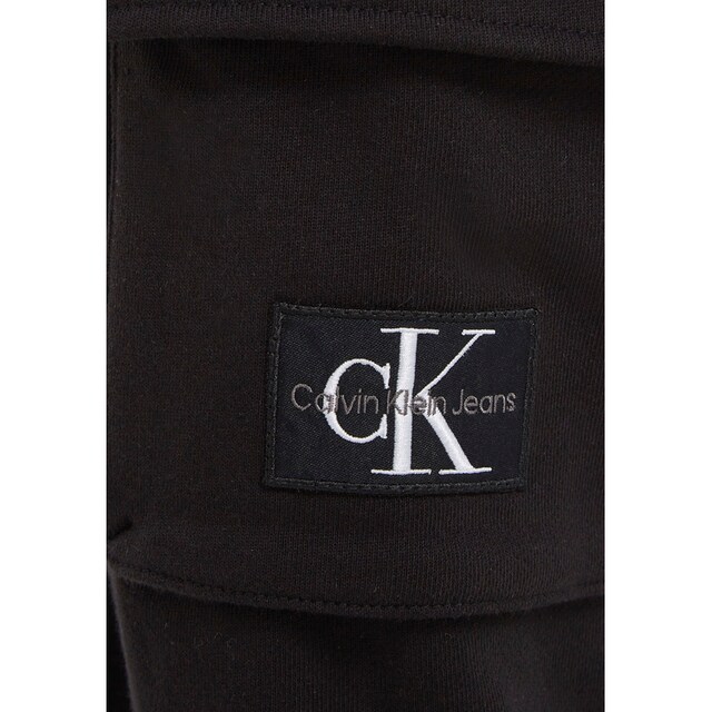 günstig Jelmoli-Versand der | ✵ Calvin Cargohose, auf mit Logo-Badge Cargotasche Klein Calvin Jeans Klein entdecken