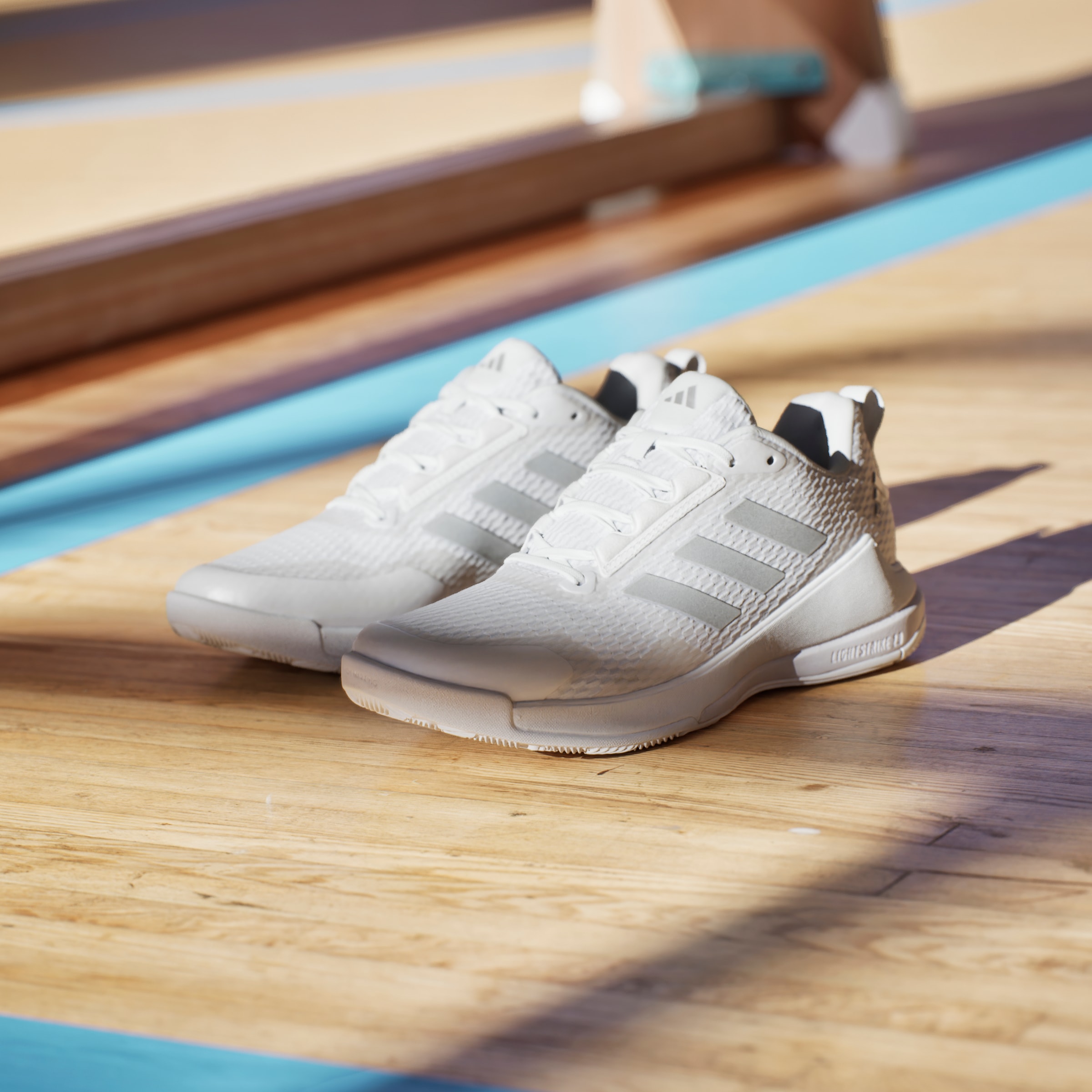 adidas Performance Indoorschuh »NOVAFLIGHT 2 INDOOR«, besonders geeignet für Volleyball und Basketball