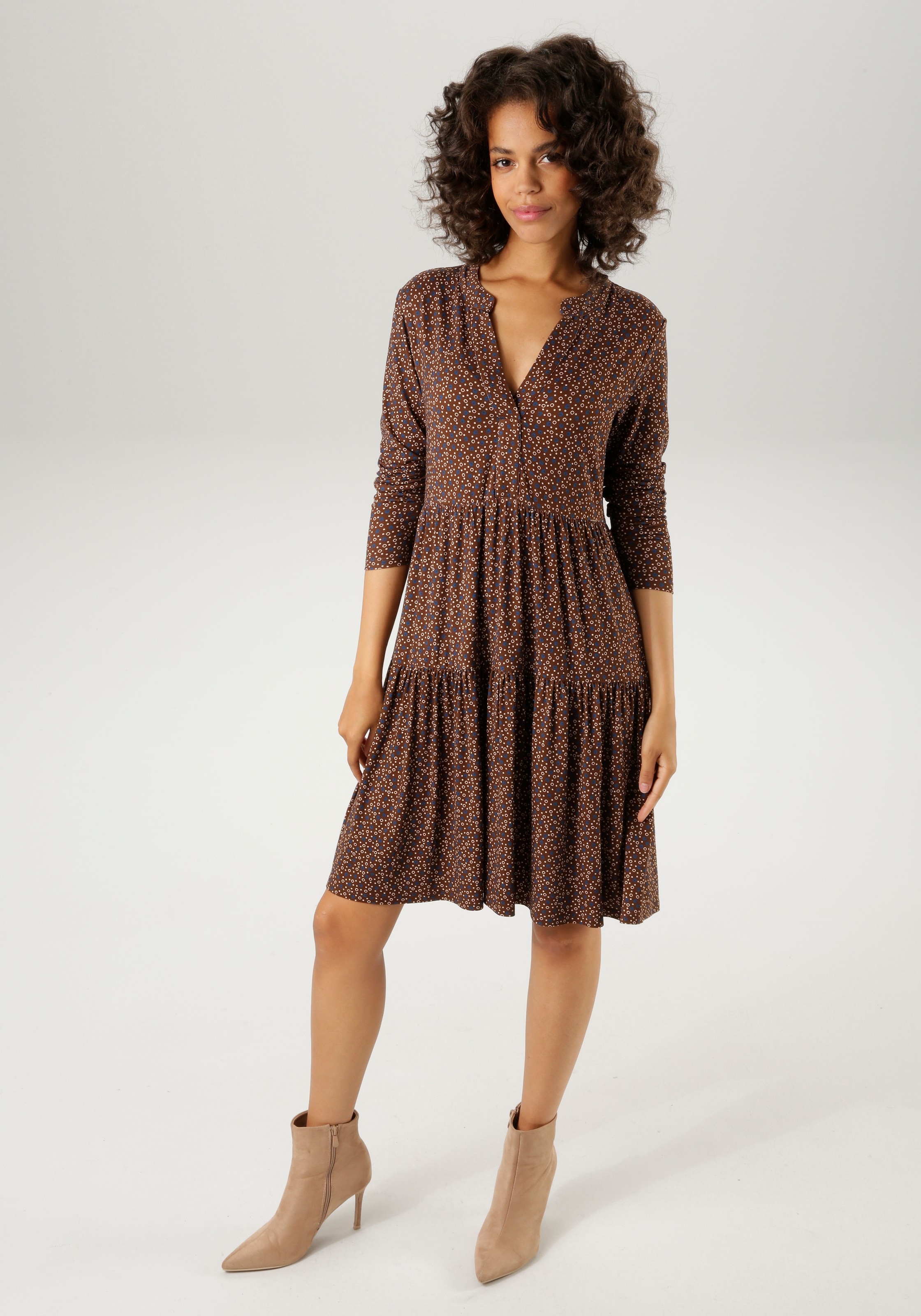 Aniston CASUAL Jerseykleid, mit trendfarbigen, grafischen Allover-Druck