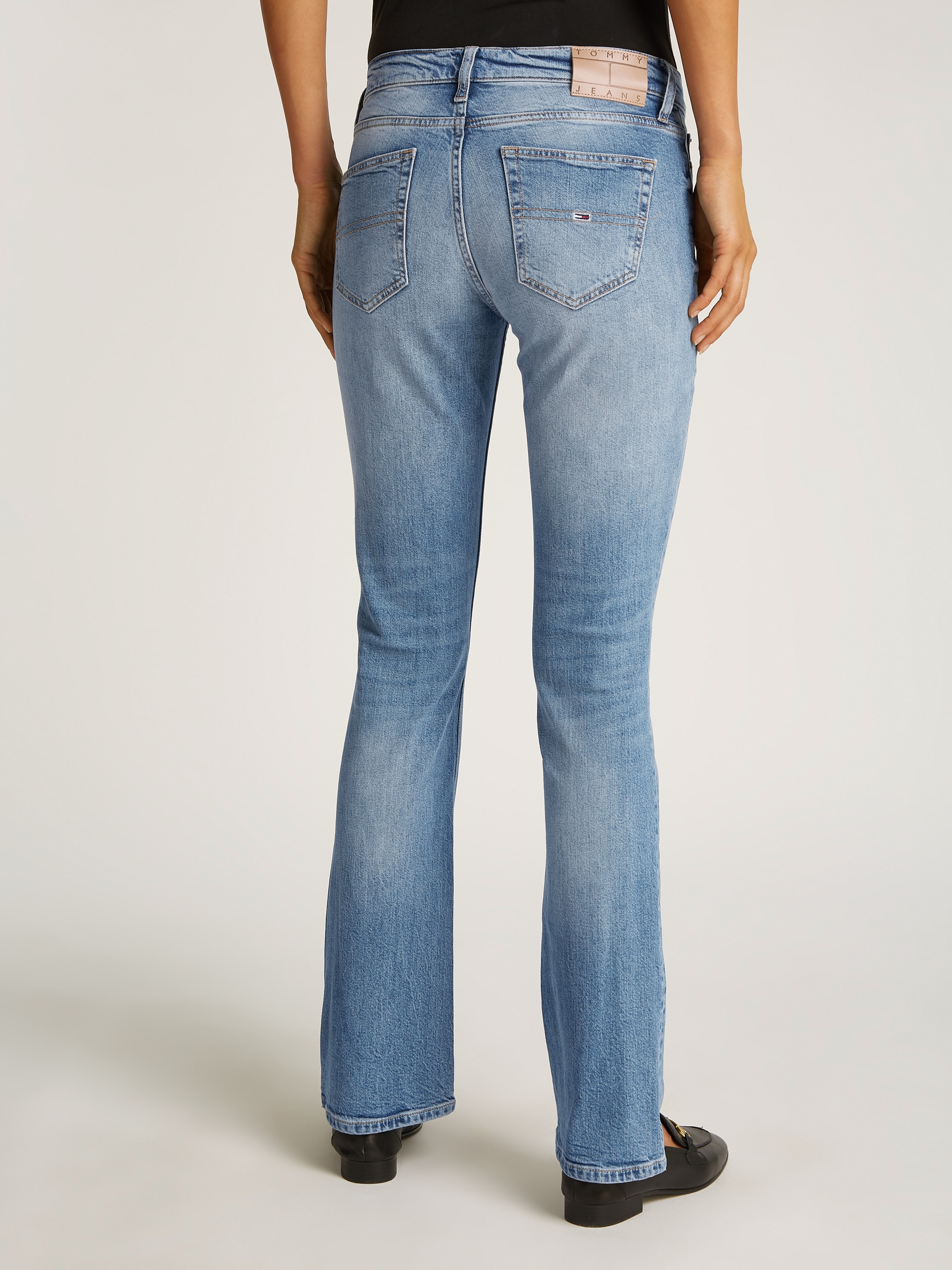 Tommy Jeans Bootcut-Jeans »Maddie Mid Rise Bootcut«, in hellblauer Waschung