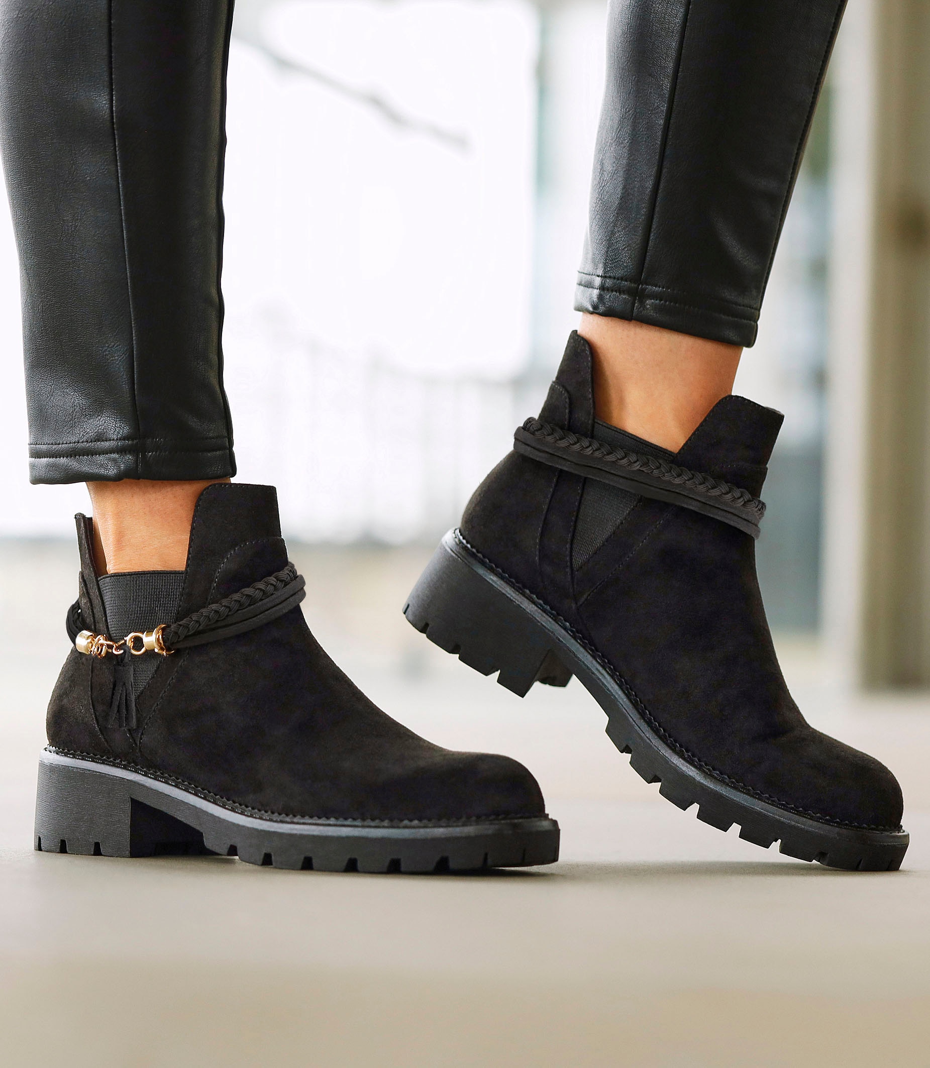 LASCANA Chelseaboots, mit abnehmbarem Band und Chunky-Sohle, Ankle Boots, Stiefelette