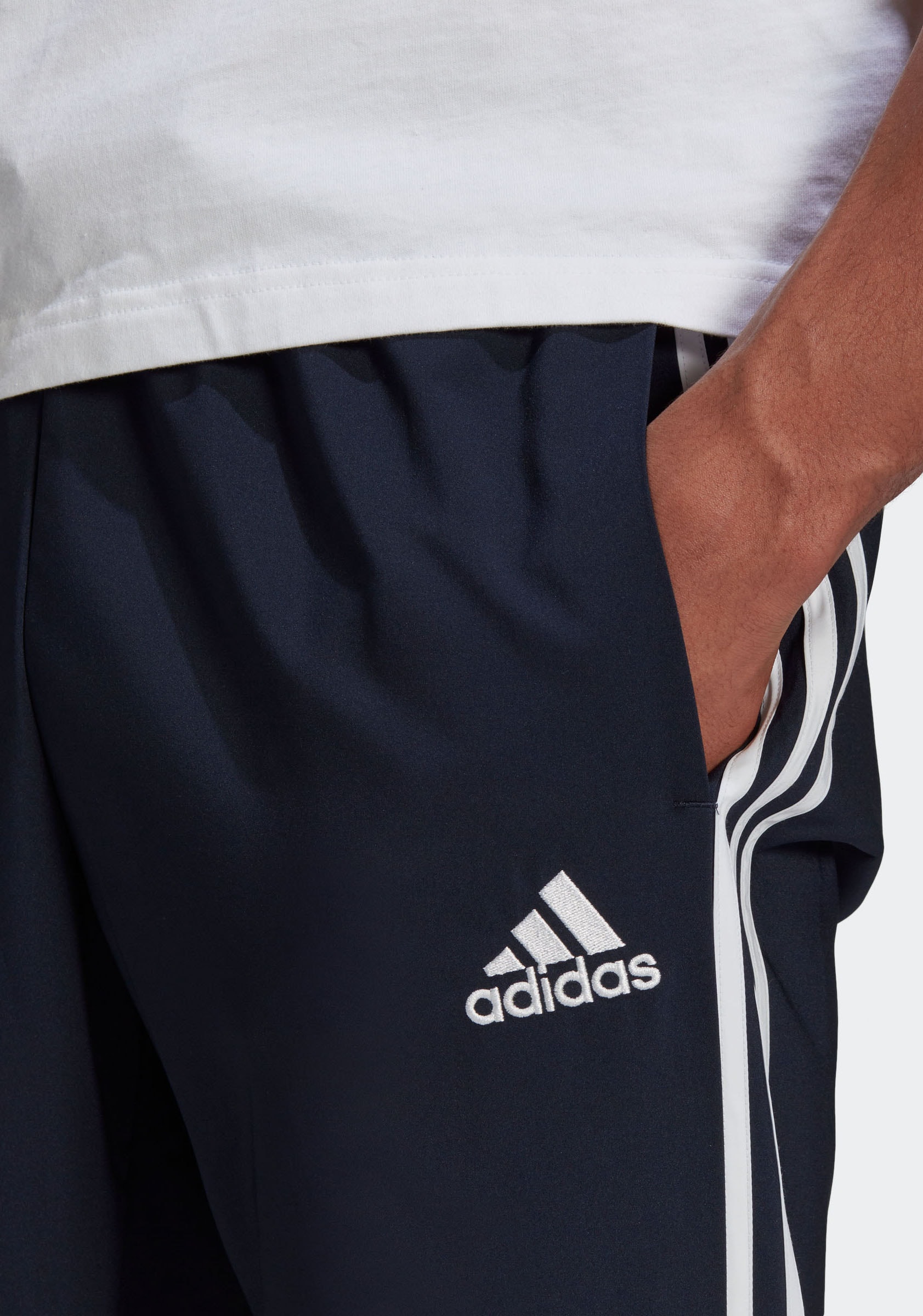 adidas Sportswear Sporthose »AEROREADY ESSENTIALS TAPERED CUFF WOVEN  3-STREIFEN HOSE«, (1 tlg.) online shoppen | Jelmoli-Versand