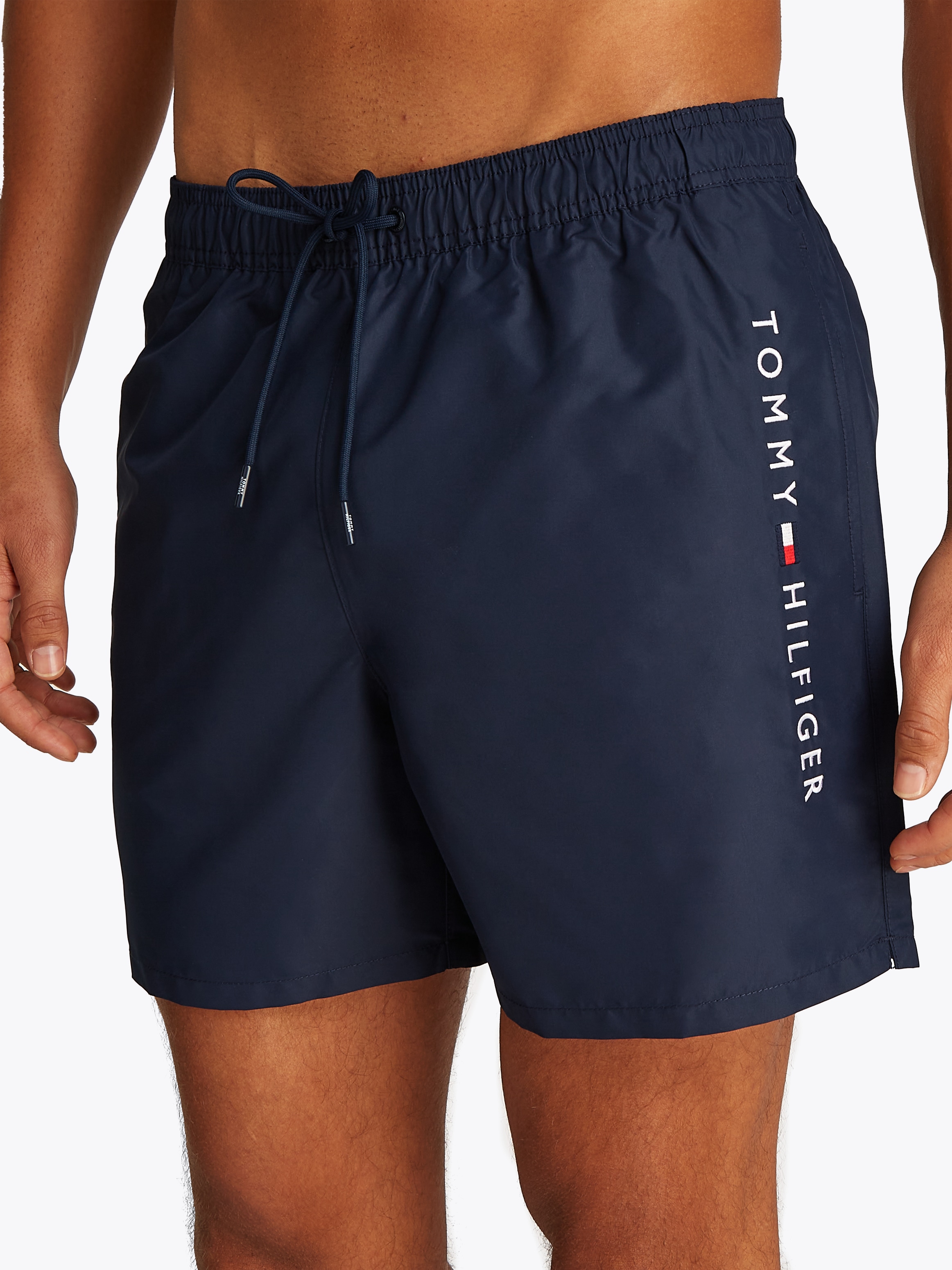 Tommy Hilfiger Swimwear Badeshorts »MEDIUM DRAWSTRING«, mit Logostickerei an der Hüfte