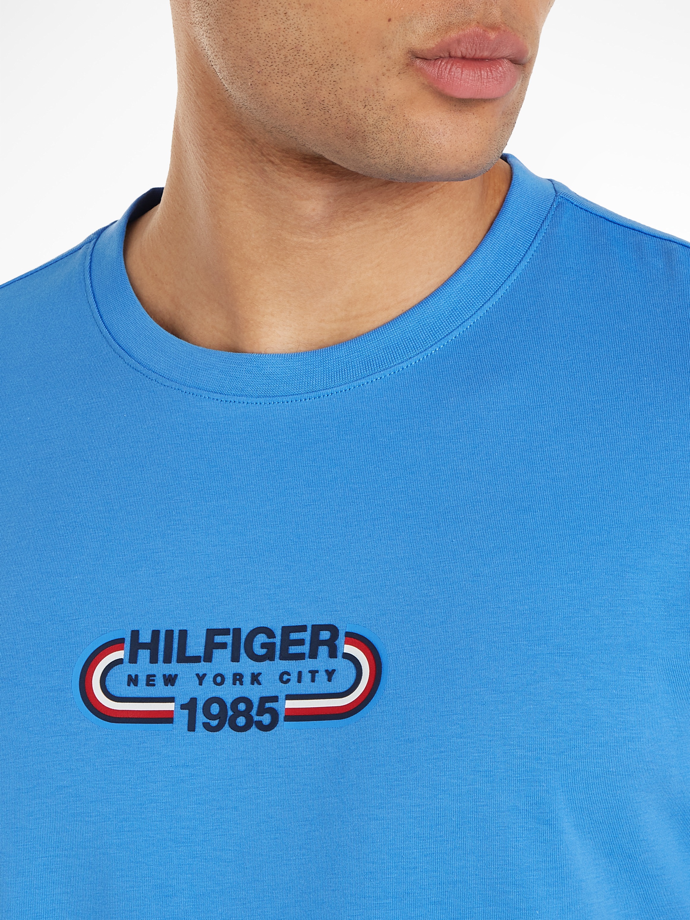 Tommy Hilfiger T-Shirt »HILFIGER TRACK GRAPHIC TEE«, mit grafischem Logo