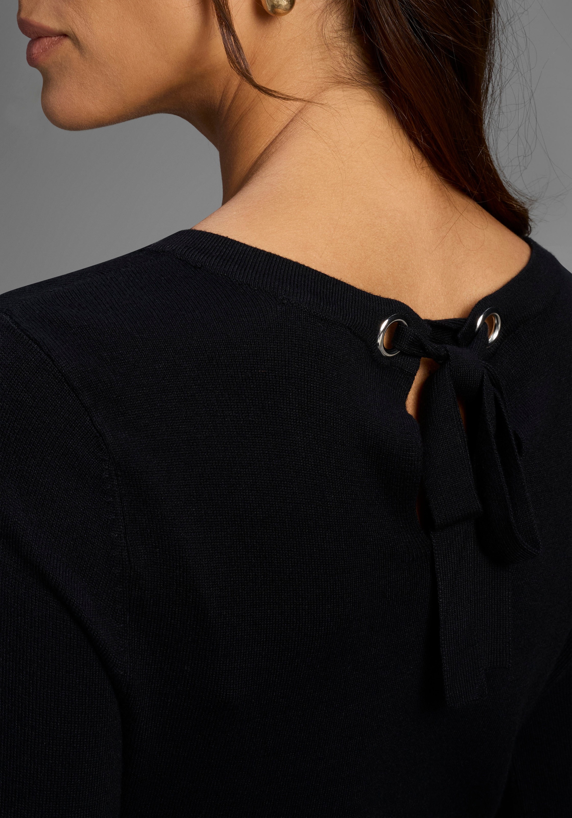 Laura Scott Strickkleid, mit femininem Bindedetail am Rücken