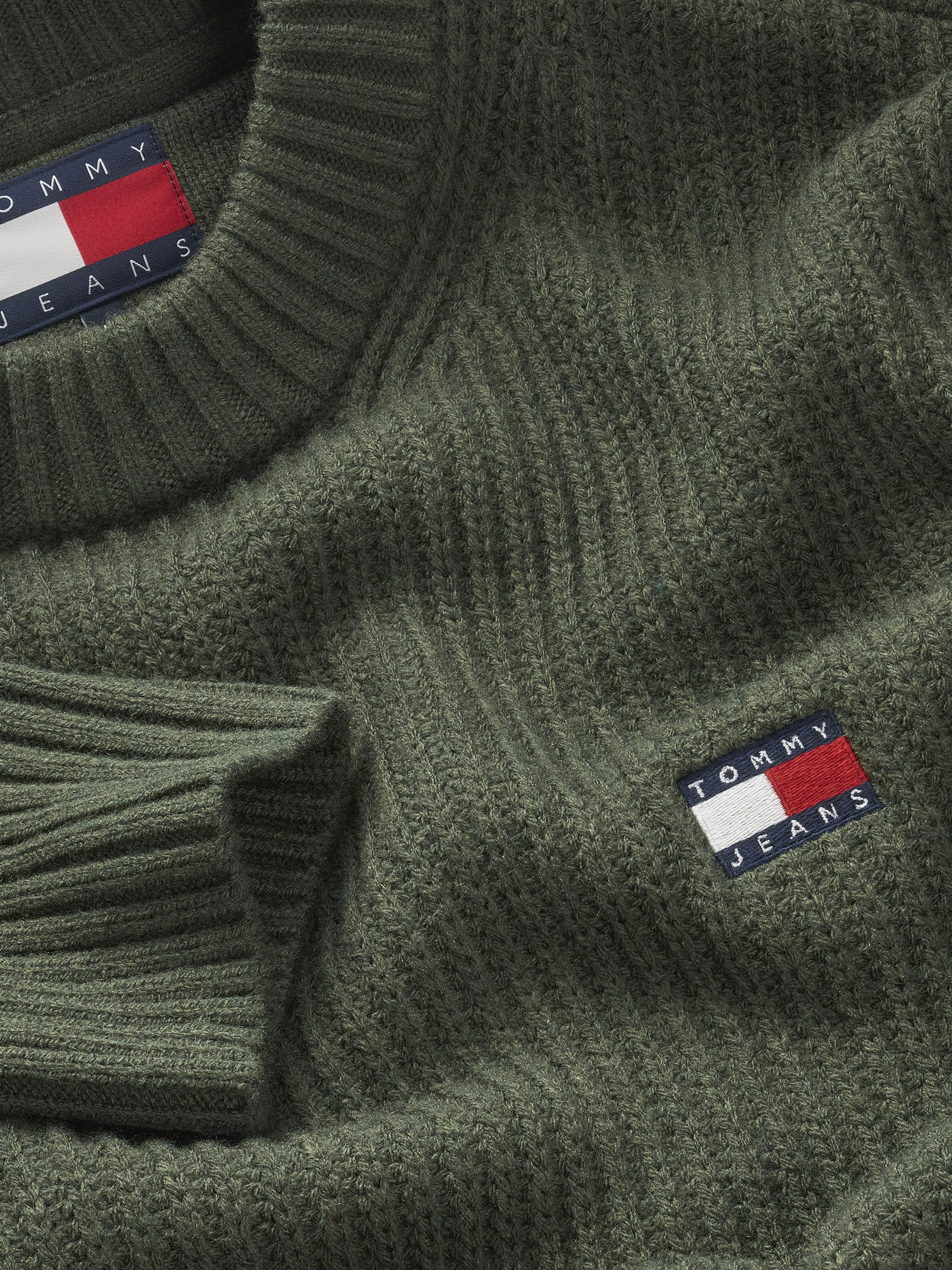 Tommy Jeans Rundhalspullover »TJM REG BADGE TEXTURED CNECK EXT«, in Unifarbe