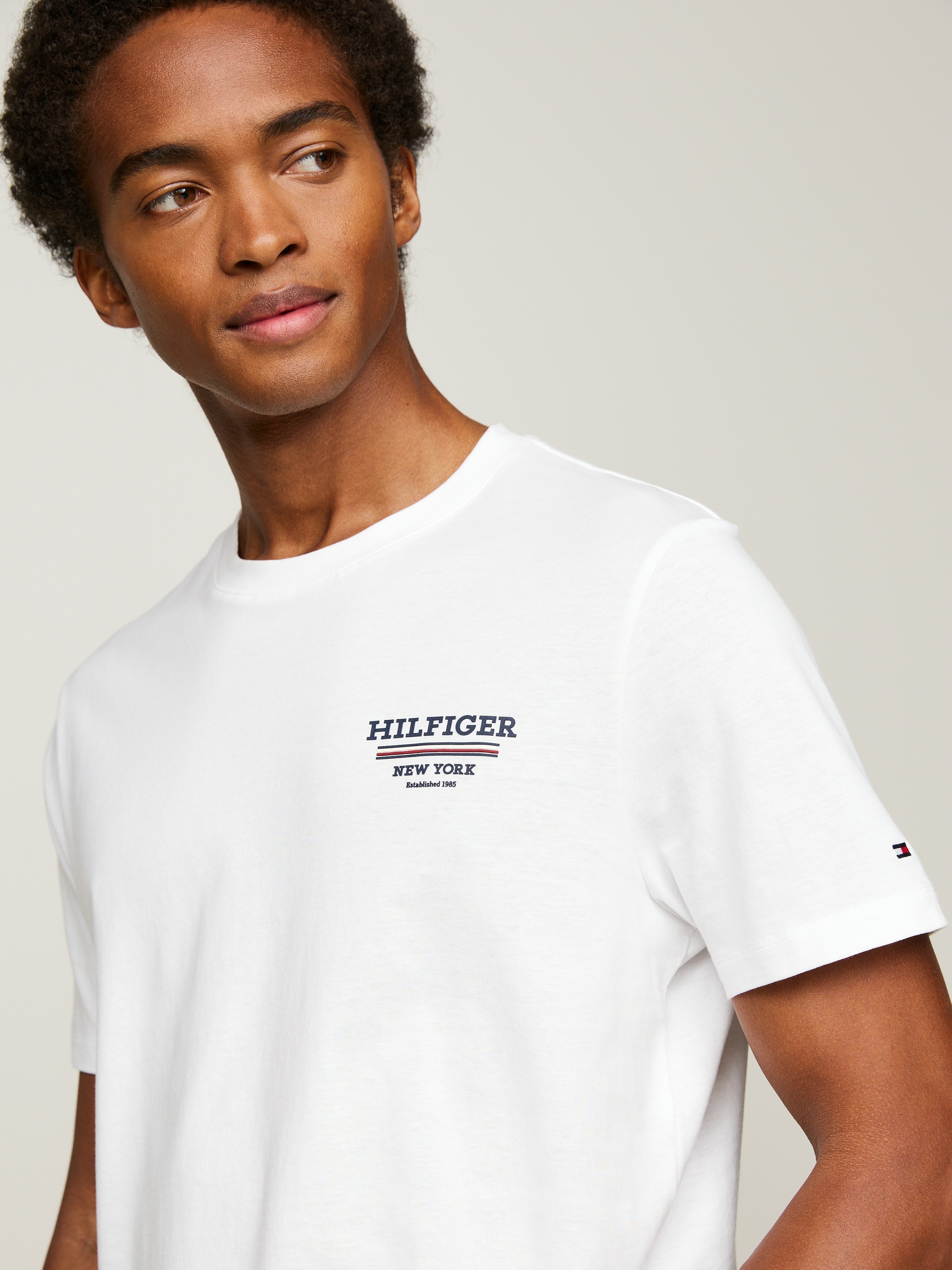 Tommy Hilfiger T-Shirt »HILFIGER GLOBAL STRIPE TEE«, kontrastfarbener Print auf de Brust