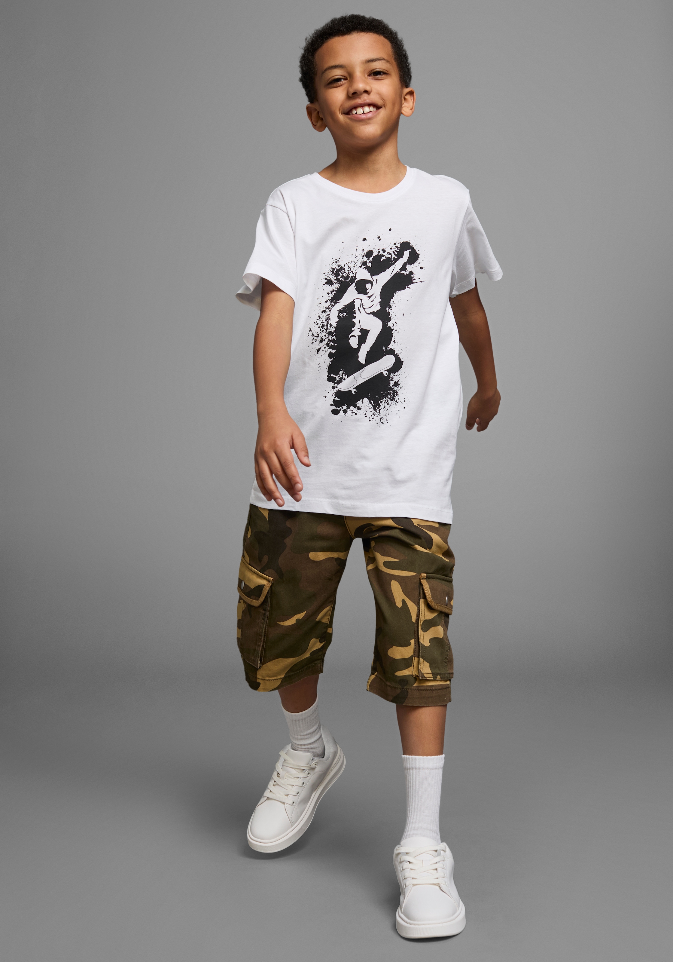 KIDSWORLD T-Shirt »Mit coolem SKATER-Print«, Kurzarm, Basic-Passform, bedruckt, Rundhalsausschnitt