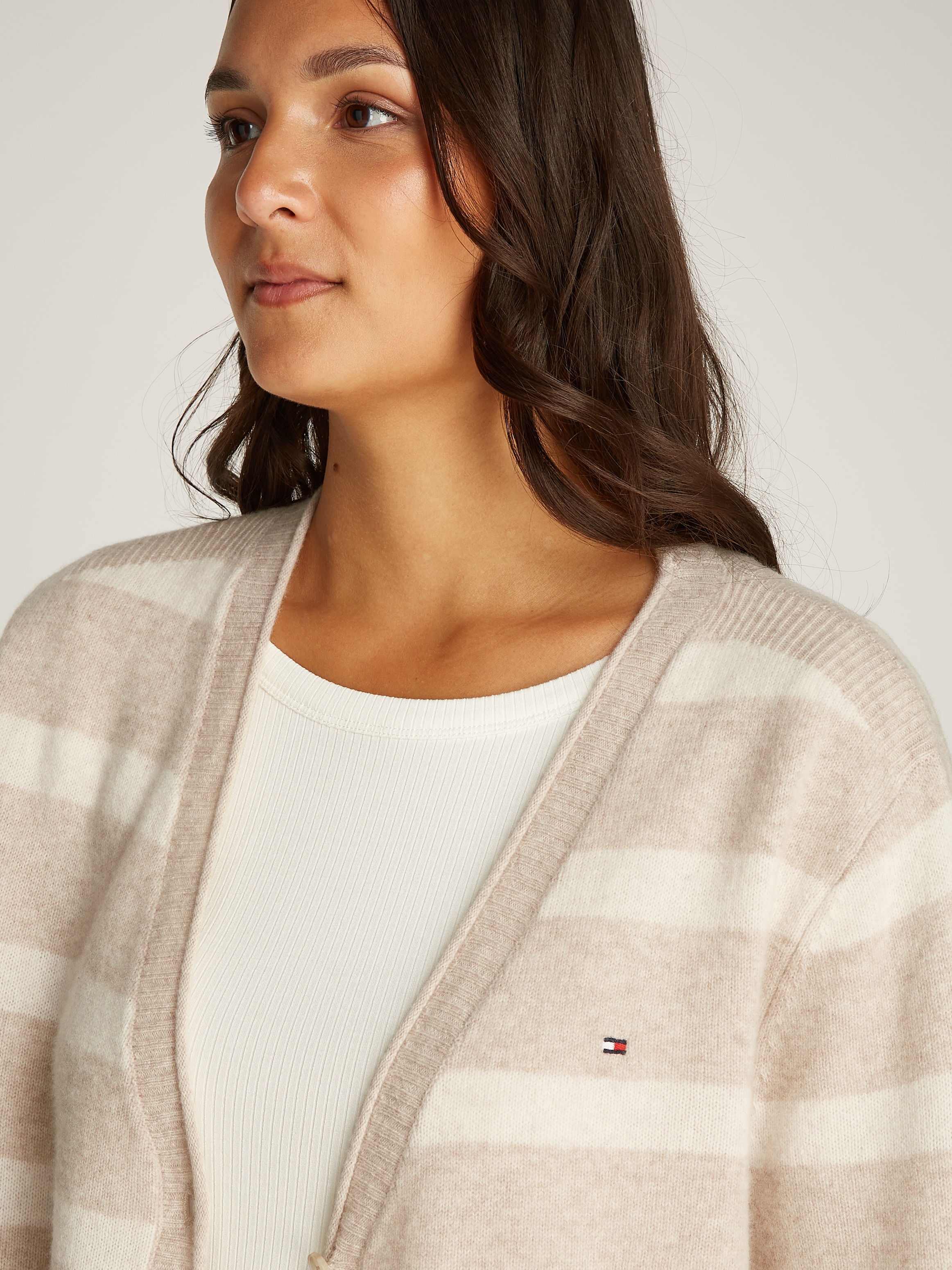 Tommy Hilfiger Curve Strickjacke »CRV SOFT WOOL Strickjacke«, Grossen Grössen, Hochwertige Knopfleiste für einfaches An- und Ausziehen