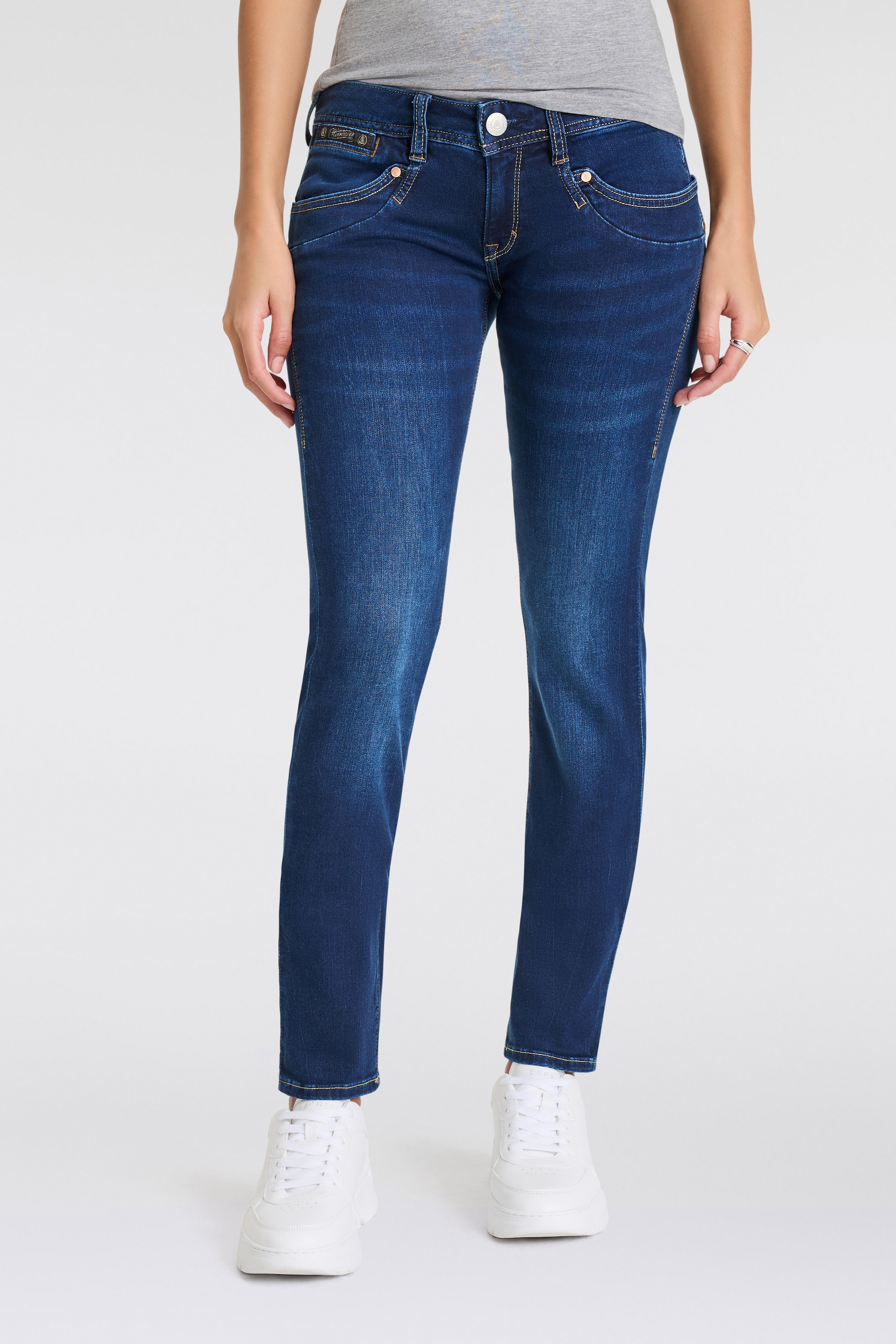 Herrlicher Slim-fit-Jeans »Piper Slim Organic Denim«, mit Logoknöpfen an den Gesässtaschen