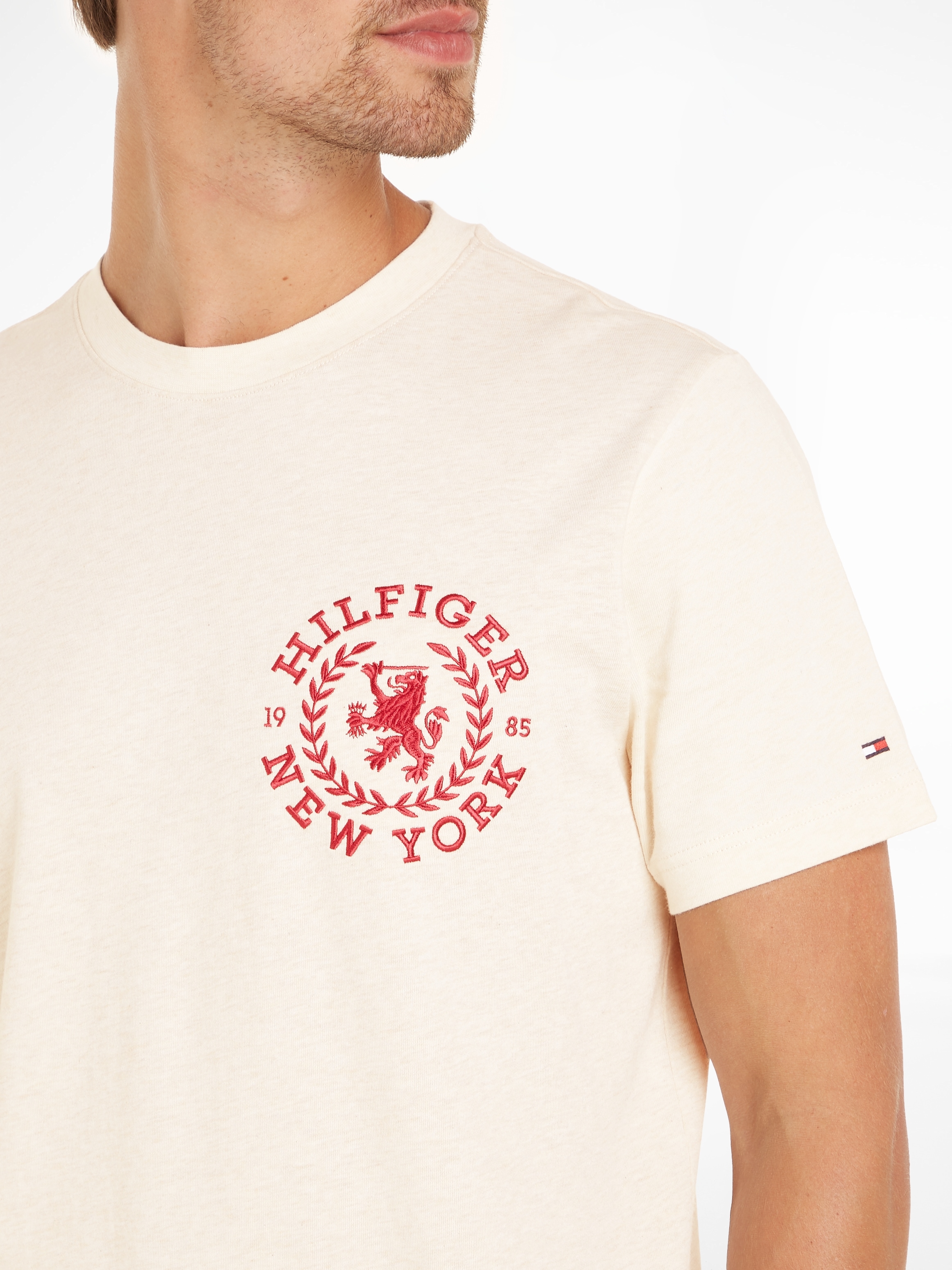 Tommy Hilfiger Kurzarmshirt »ICON CREST TEE«, auf Tommy Hilfiger | Stickerei der bestellen mit online Brust Jelmoli-Versand