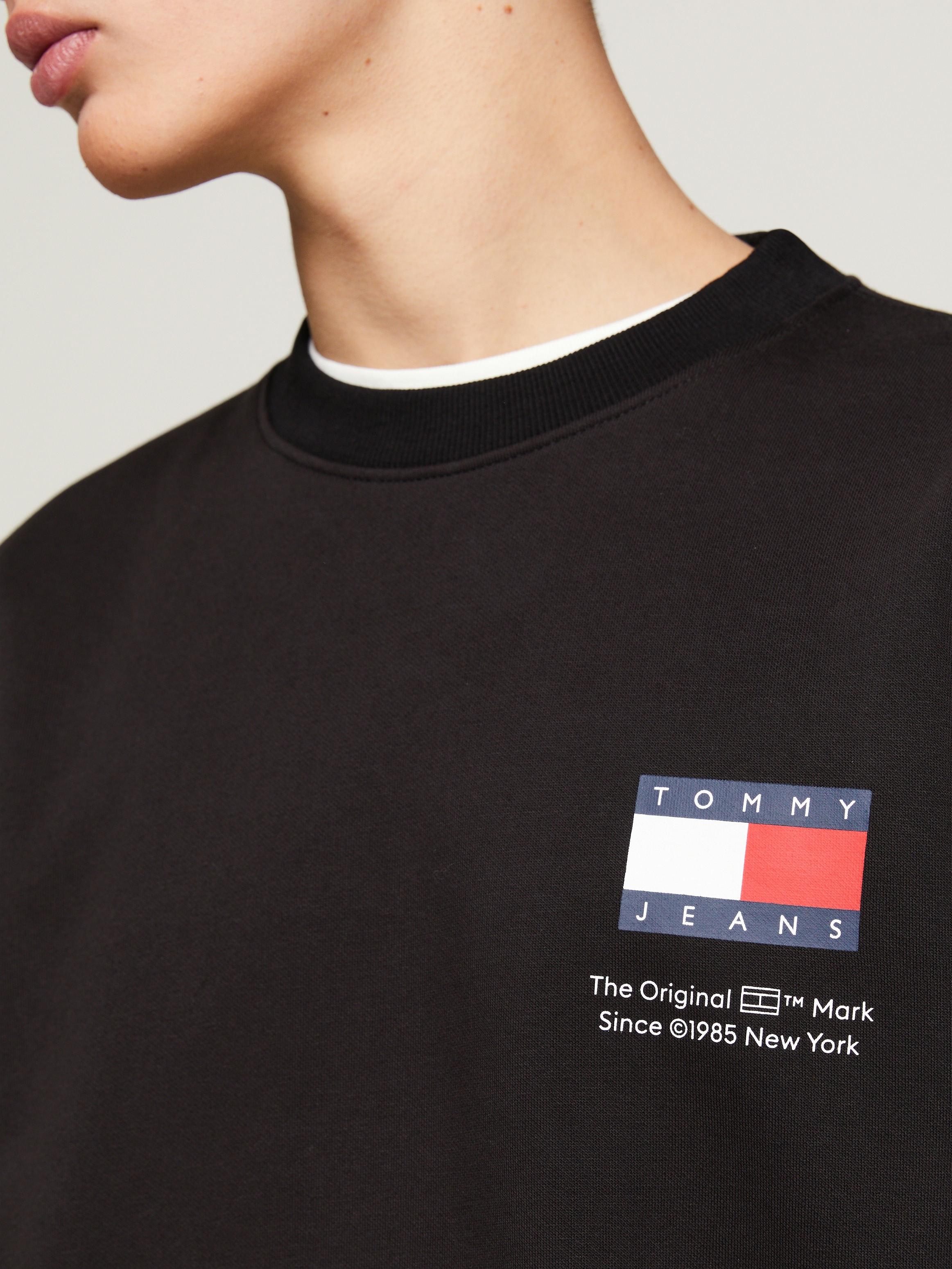 Tommy Jeans Sweatshirt »TJM REG ESSENTIAL FLAG CNECK EXT«, Rundhals-Sweatshirt mit Logo