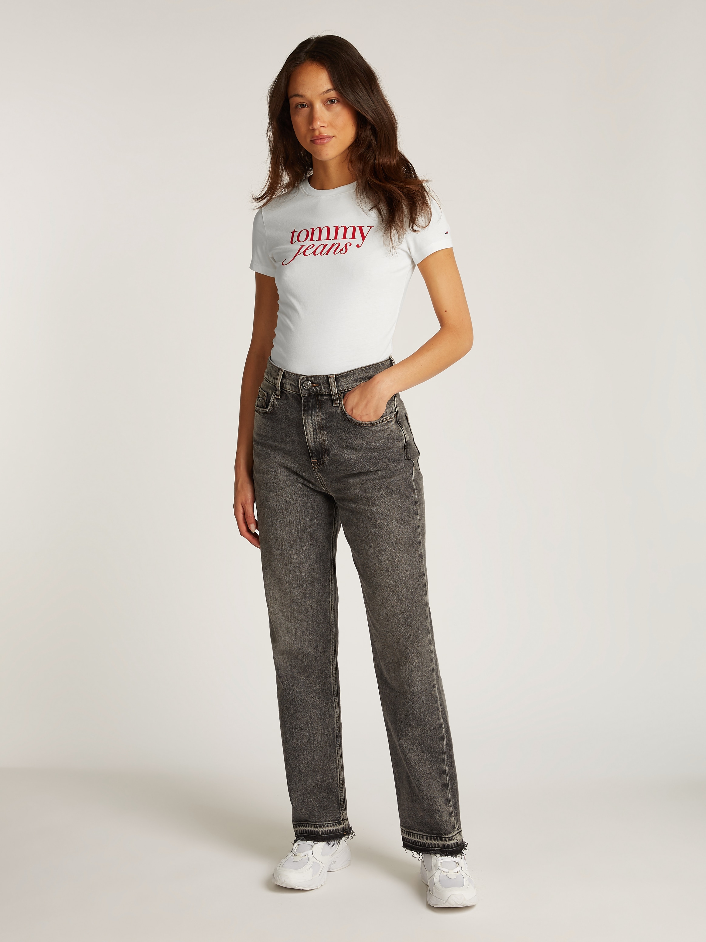 Tommy Jeans Curve Rundhalsshirt »Shirt TJW SLIM ESSENTIAL«, in Grossen Grössen, Logo-Print auf Brusthöhe, mit Logostickerei