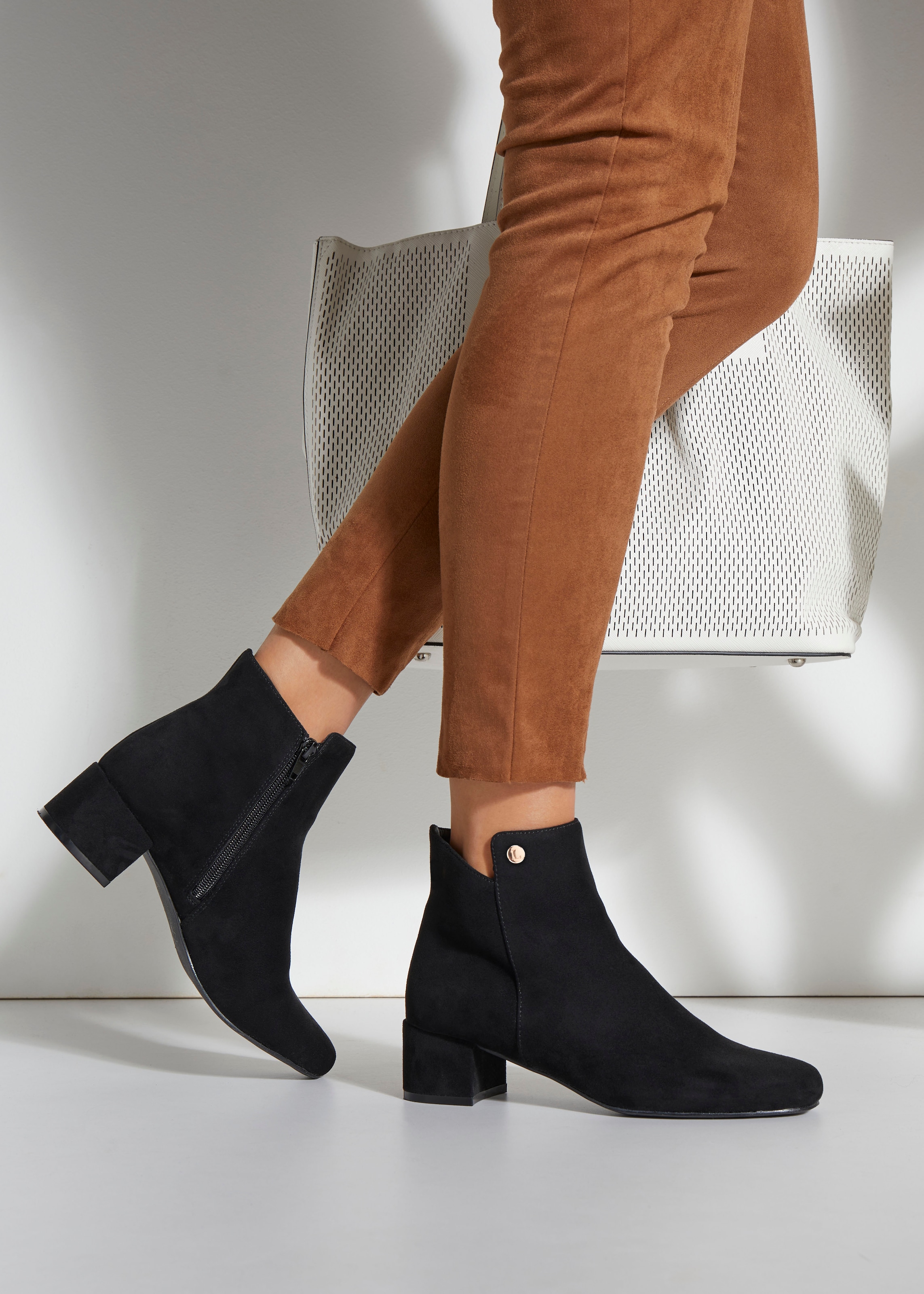 LASCANA Stiefelette, mit bequemen Blockabsatz, Ankle Boots, Stiefel VEGAN