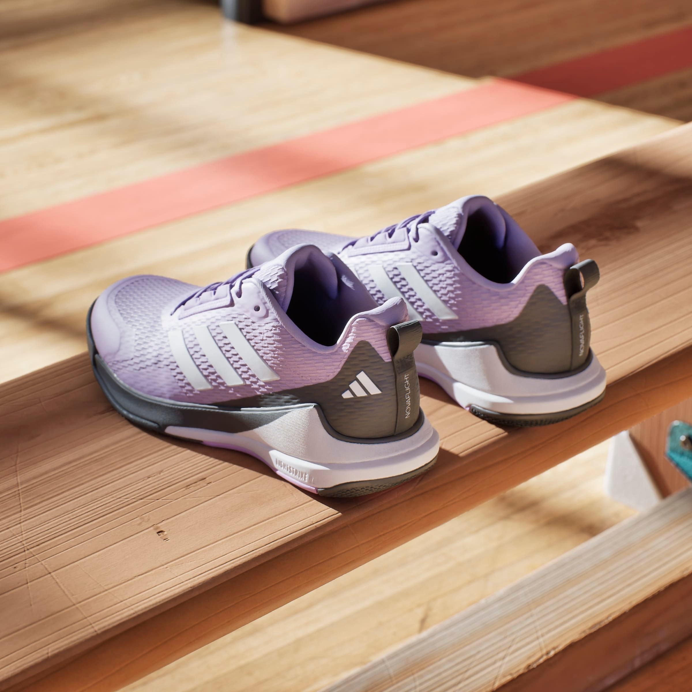adidas Performance Hallenschuh »NOVAFLIGHT 2 INDOOR«, besonders geeignet für Volleyball und Basketball