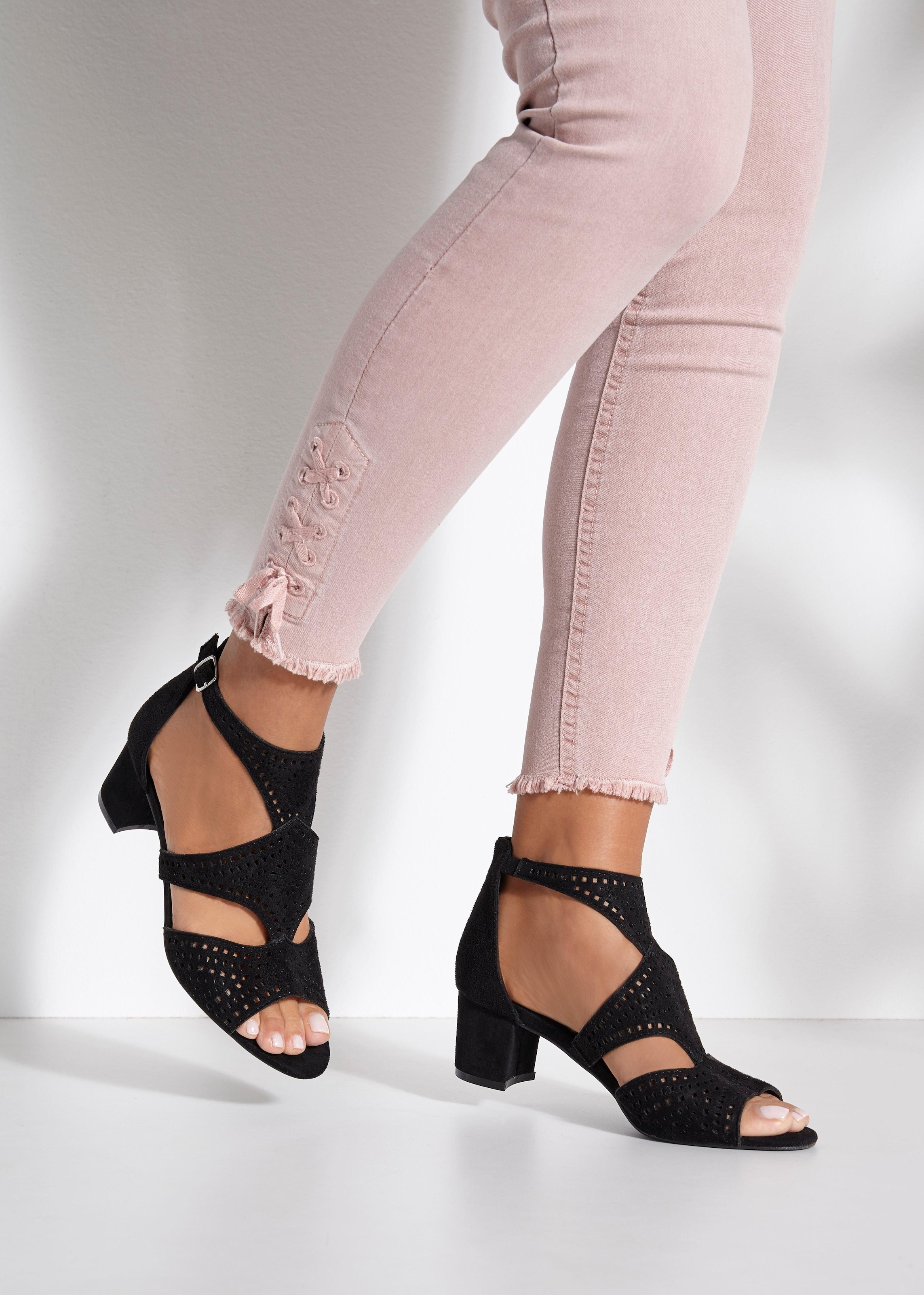 LASCANA Riemchensandalette »Sommerschuh«, Sandalette, Sommerschuh mit Cut-Outs und bequemen Blockabsatz VEGAN