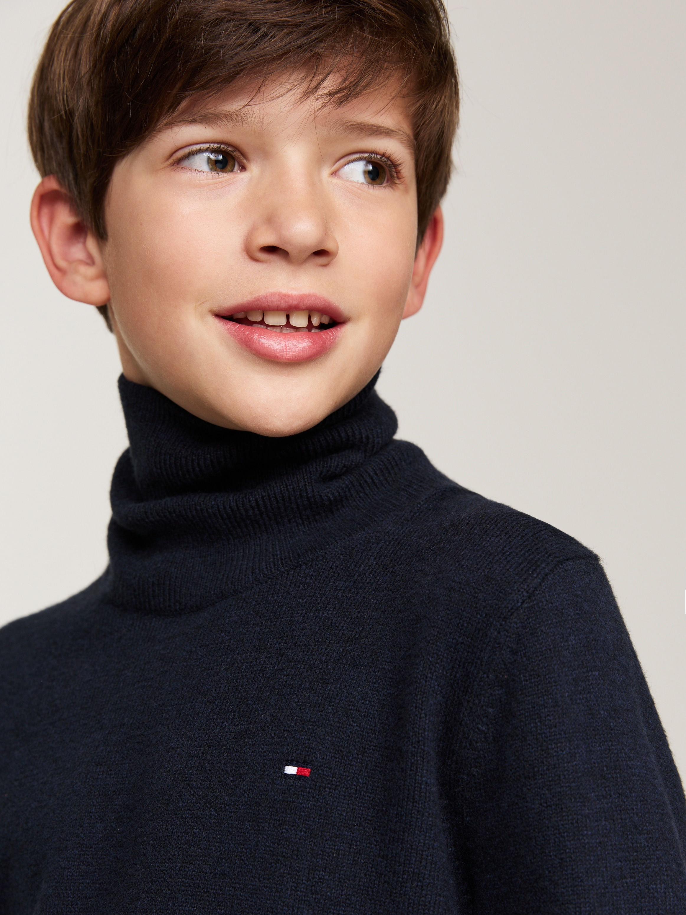 Tommy Hilfiger Strickpullover »ESSENTIAL REG TURTLENECK SWEATER«, mit Kontrast-Streifen, Logostickerei