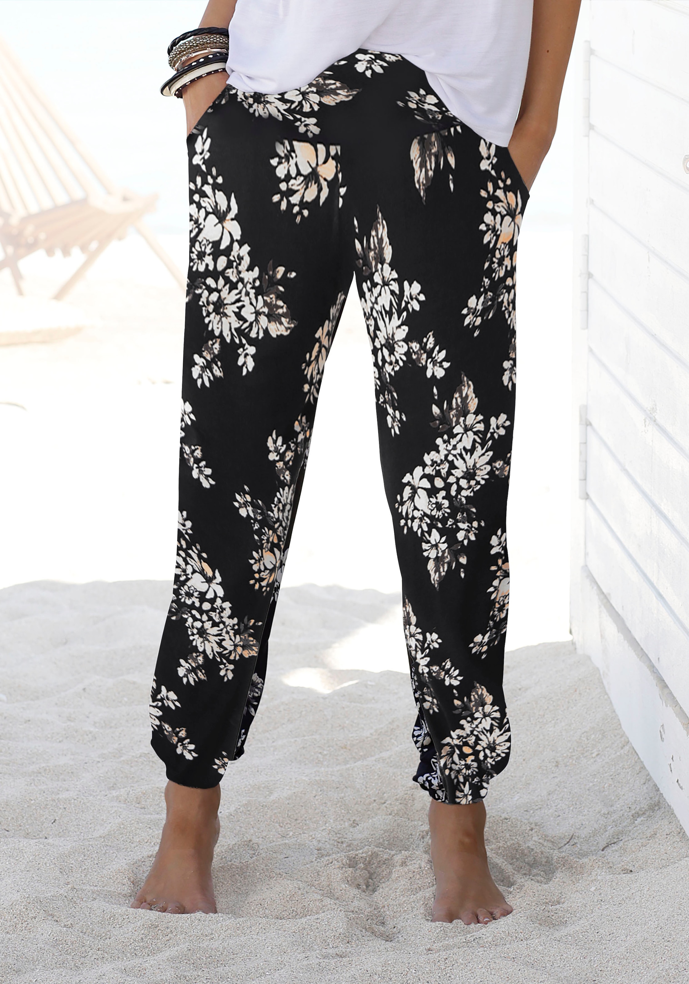 LASCANA Strandhose "aus weicher, angenehmer Viskose und floralem Druck" mit dezentem Blumendruck, leichte Jerseyhose, Sommerhose, Schlupfhose