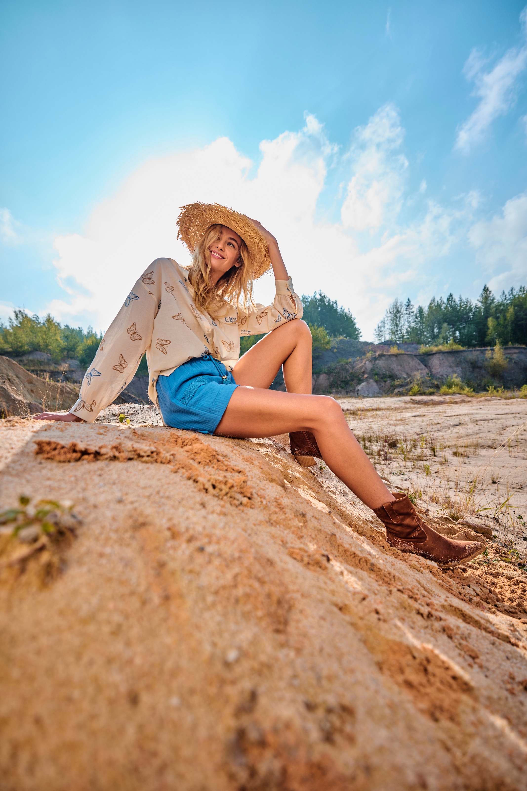 Aniston CASUAL Shorts, mit Häkel-Applikationen verziert
