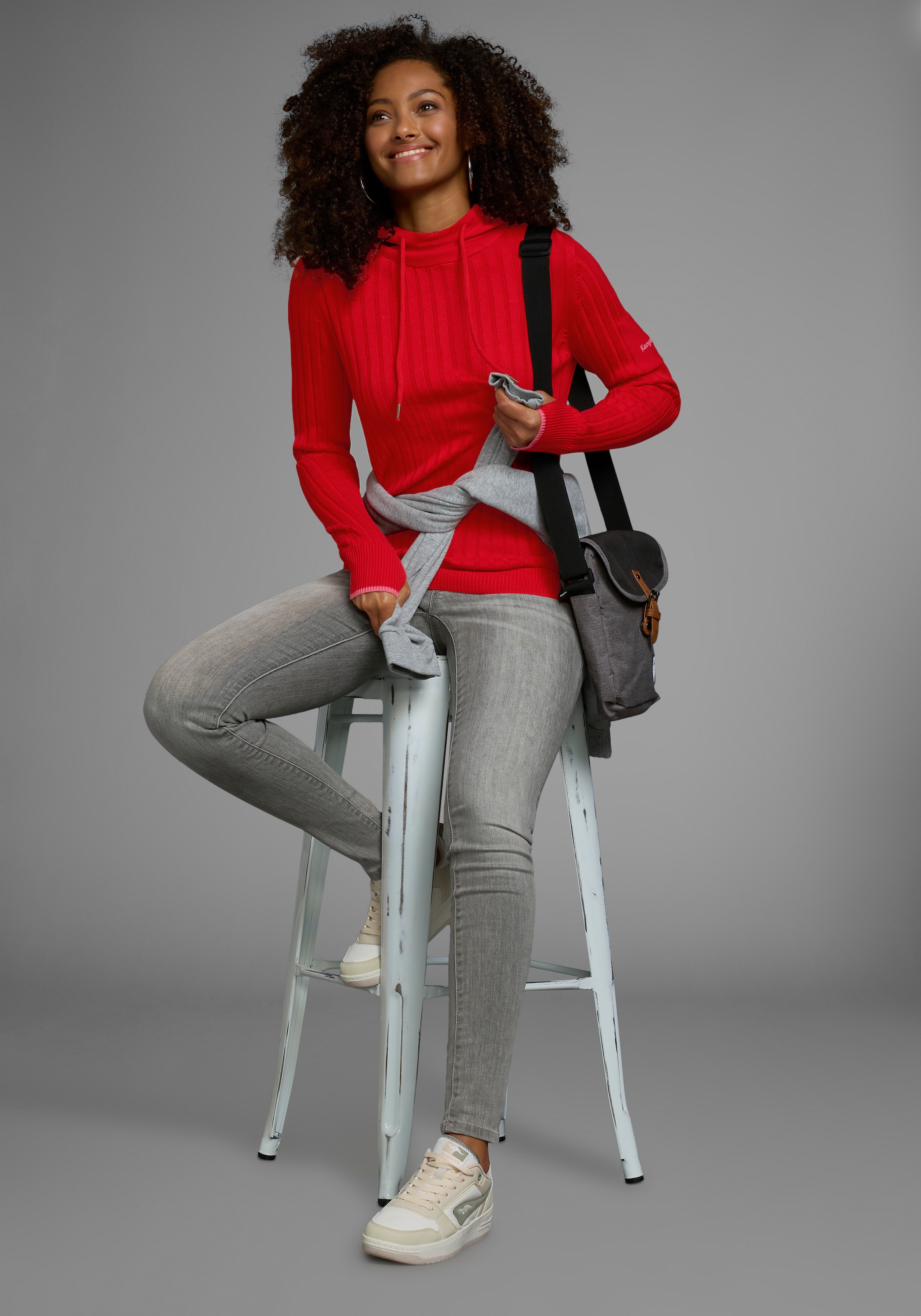 KangaROOS Strickpullover, mit kontrastfarbener Kapuzeninnenseite und Logodruck auf dem Arm