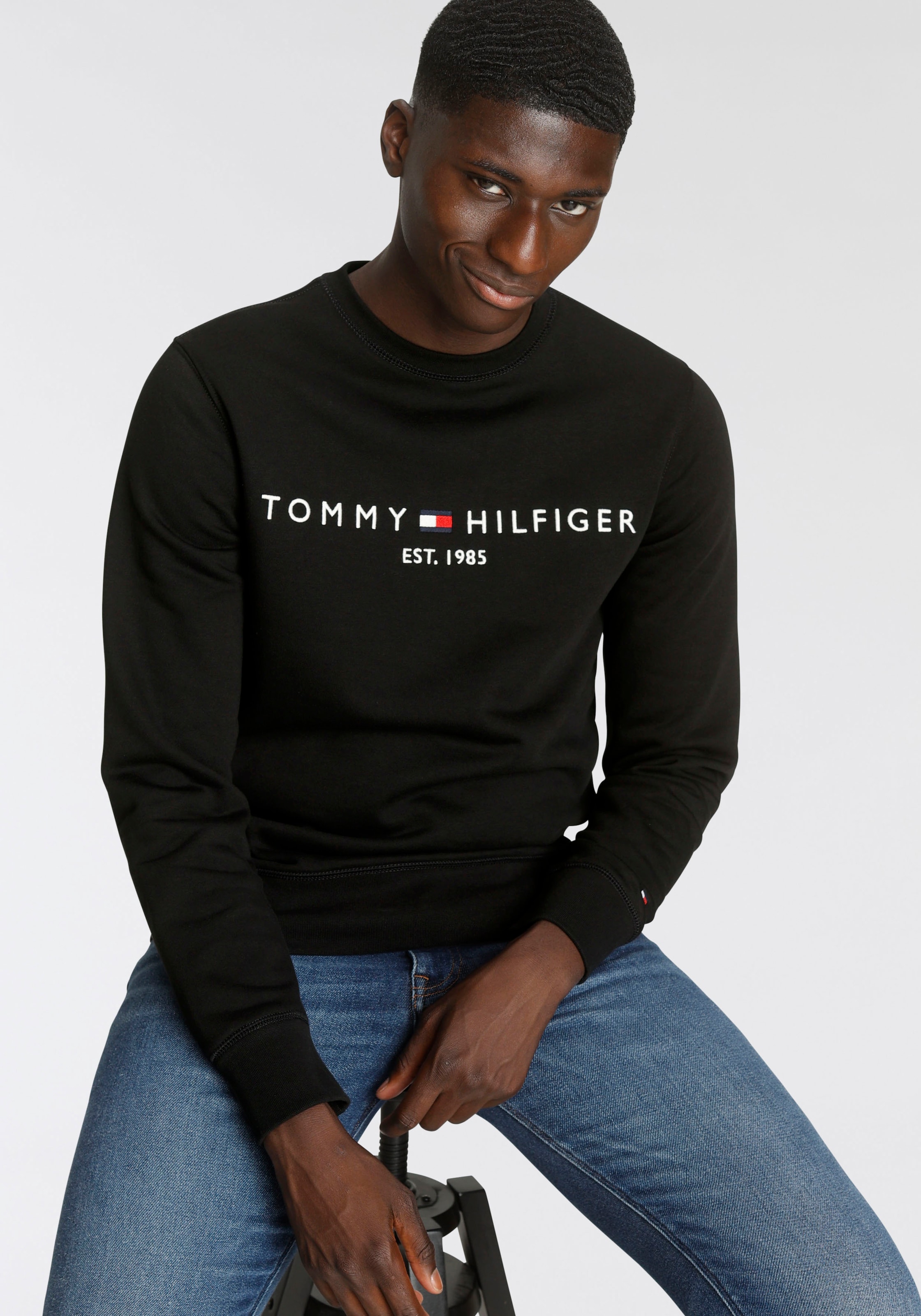 Tommy Hilfiger Sweatshirt »TOMMY LOGO SWEATSHIRT«, mit klassischem Rundhalsausschnitt