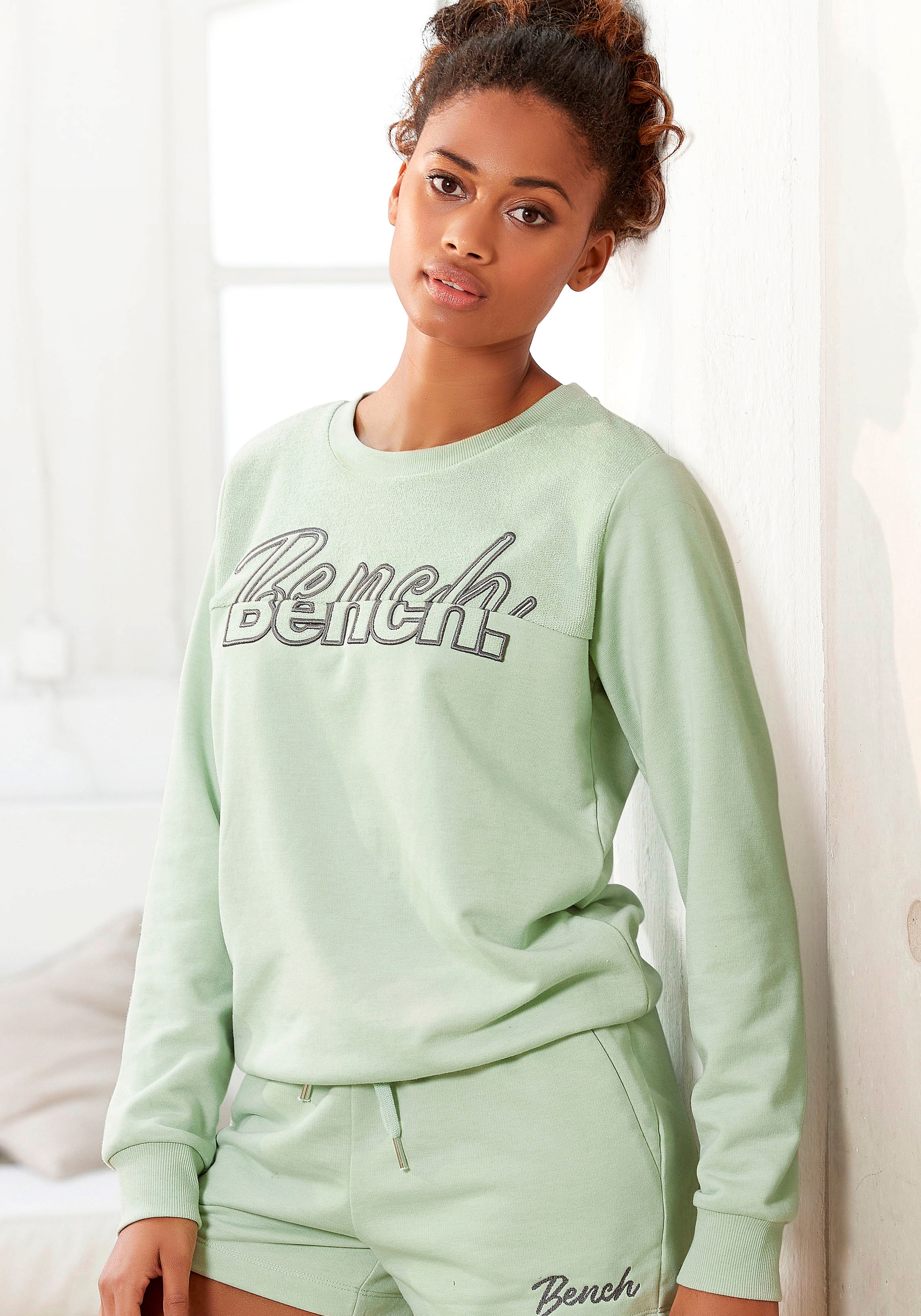 Sweatshirt, mit Logostickerei, Loungeanzug