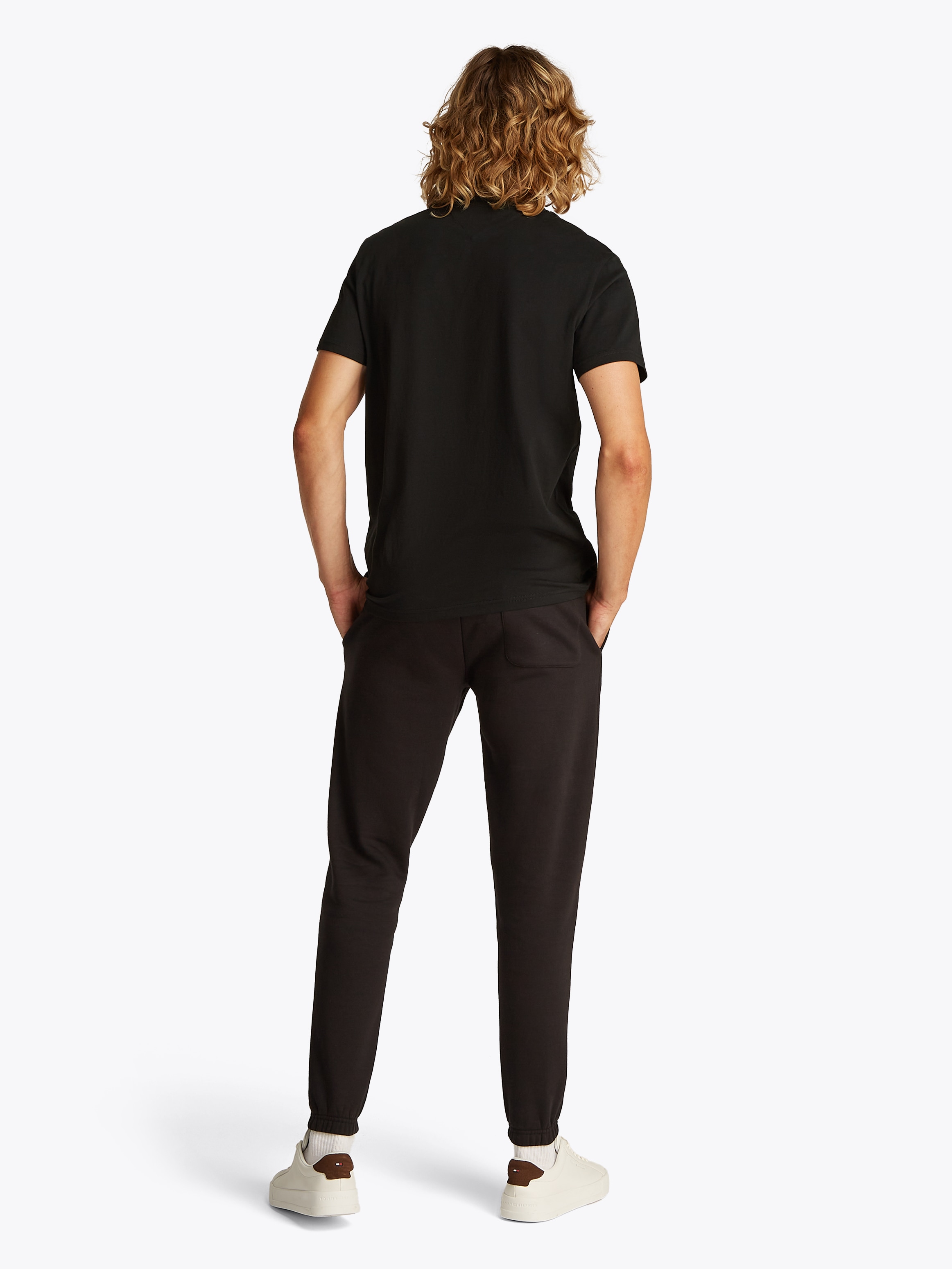 Tommy Jeans Kurzarmshirt »TJM SLIM ENTRY GRAPHIC TEE EXT«, Mit Rundhalsausschnitt