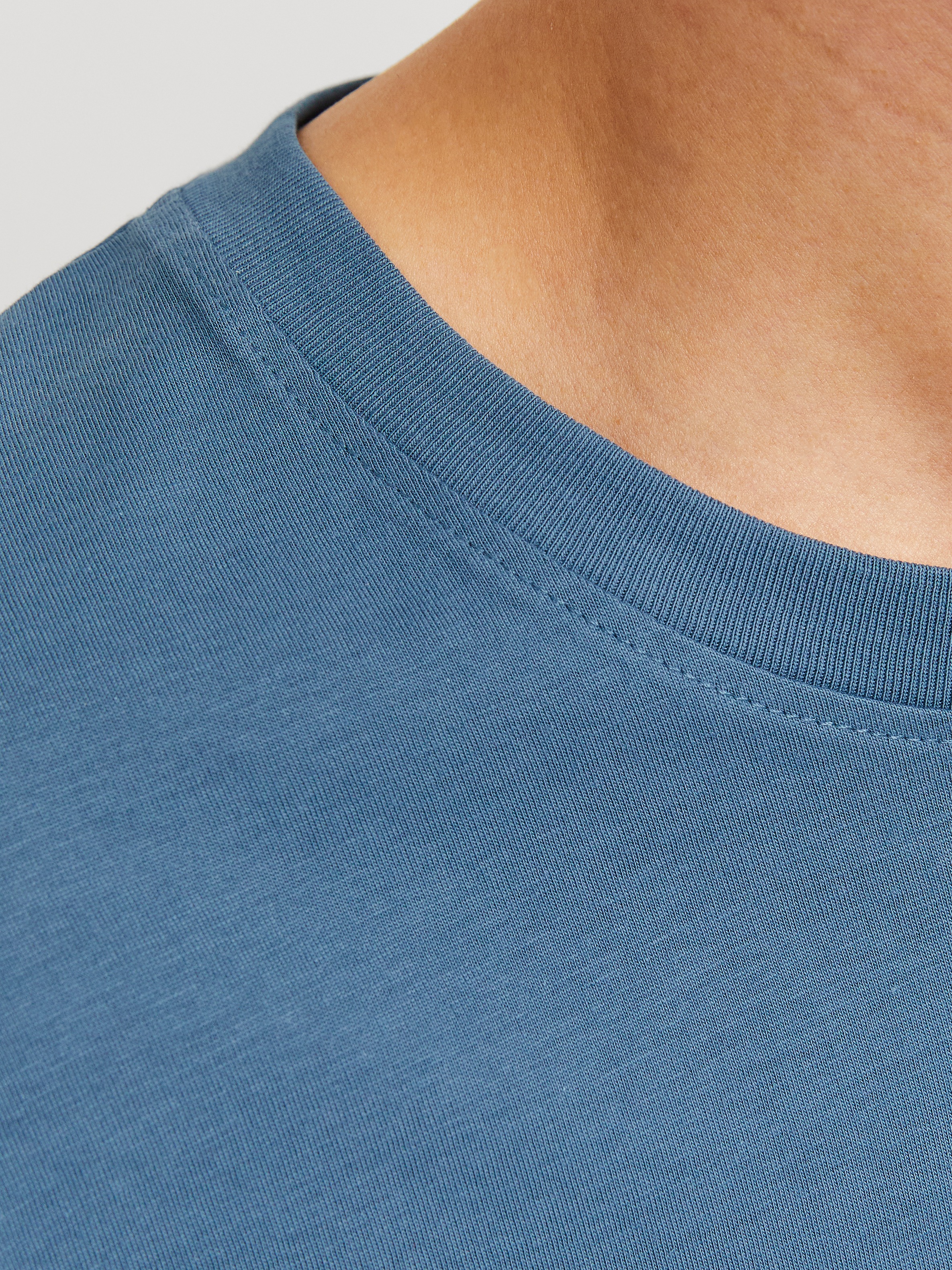 Jack & Jones Rundhalsshirt »JJESTAR mit Pigmentprint und Baumwollgefühl«, mit Pigmentprint