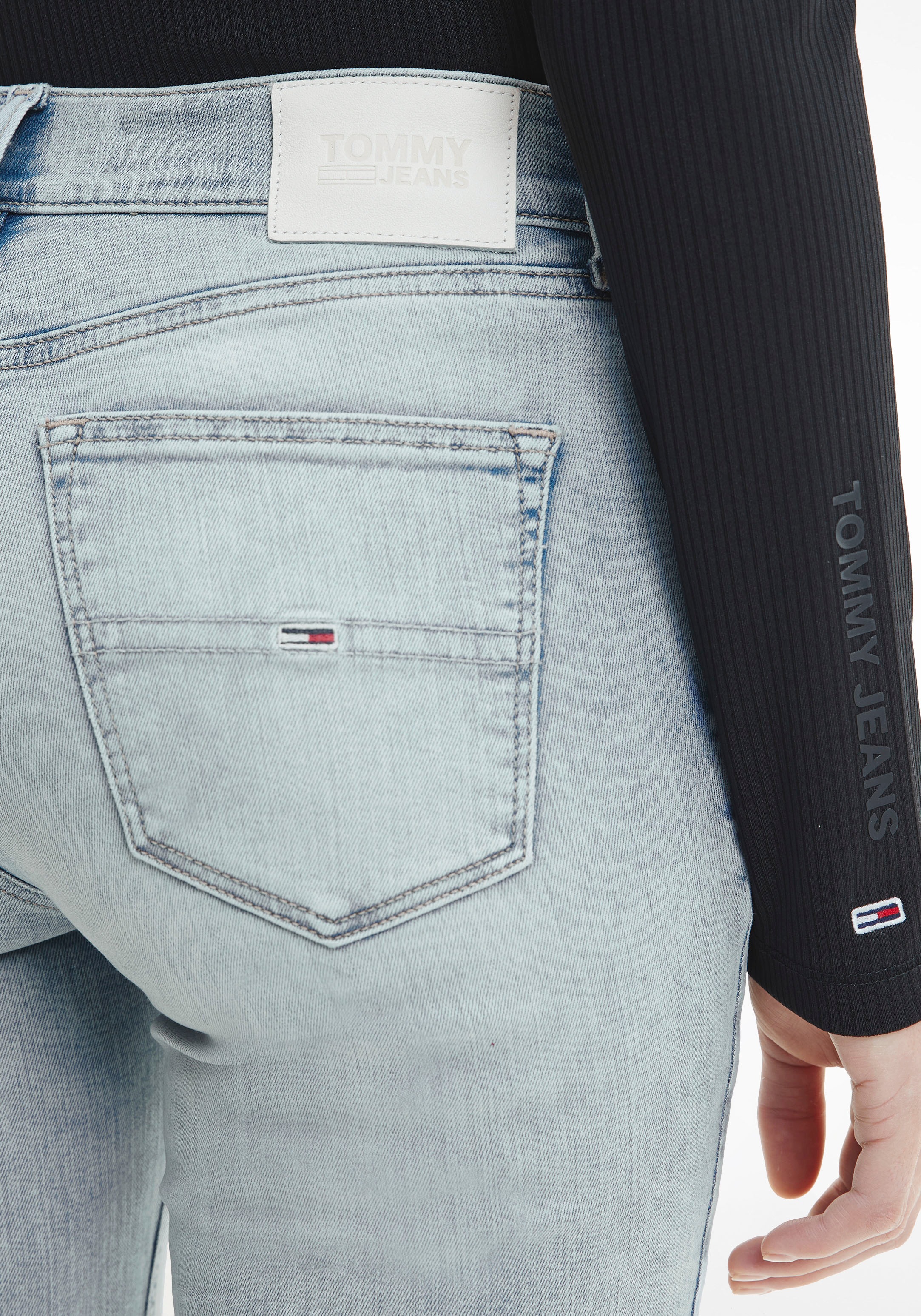 Tommy Jeans Skinny-fit-Jeans »NORA MR Tommy Flag SKNY mit Jeans Logo ANKLE Jelmoli-Versand | kaufen BF1281«, online