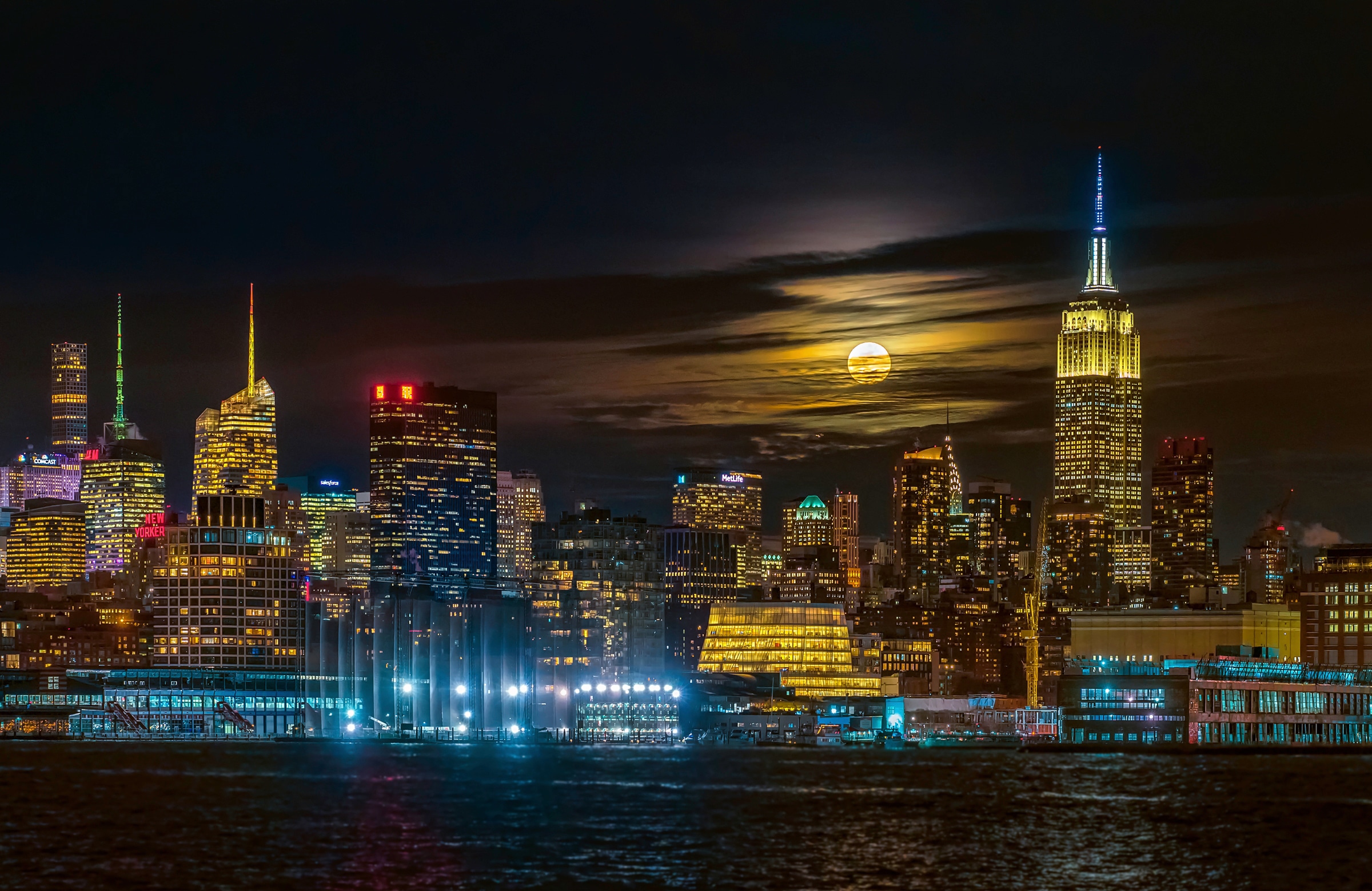 Papermoon Fototapete »Photo-Art HUA ZHU, SUPER BLUE MOON 2018, NEW YORK CITY«