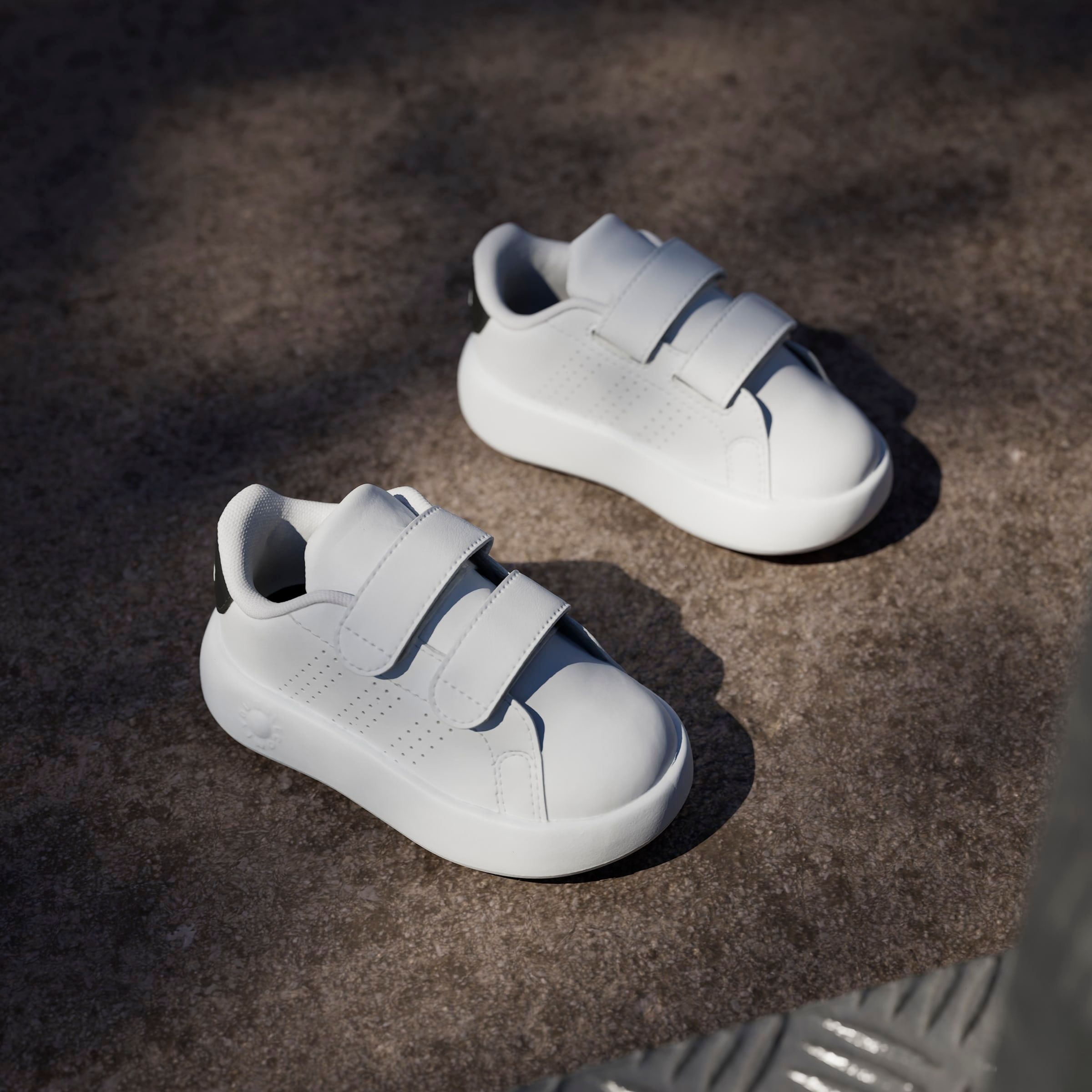 adidas Sportswear Klettschuh »ADVANTAGE KIDS«, Design auf den Spuren des adidas Stan Smith, für Kinder