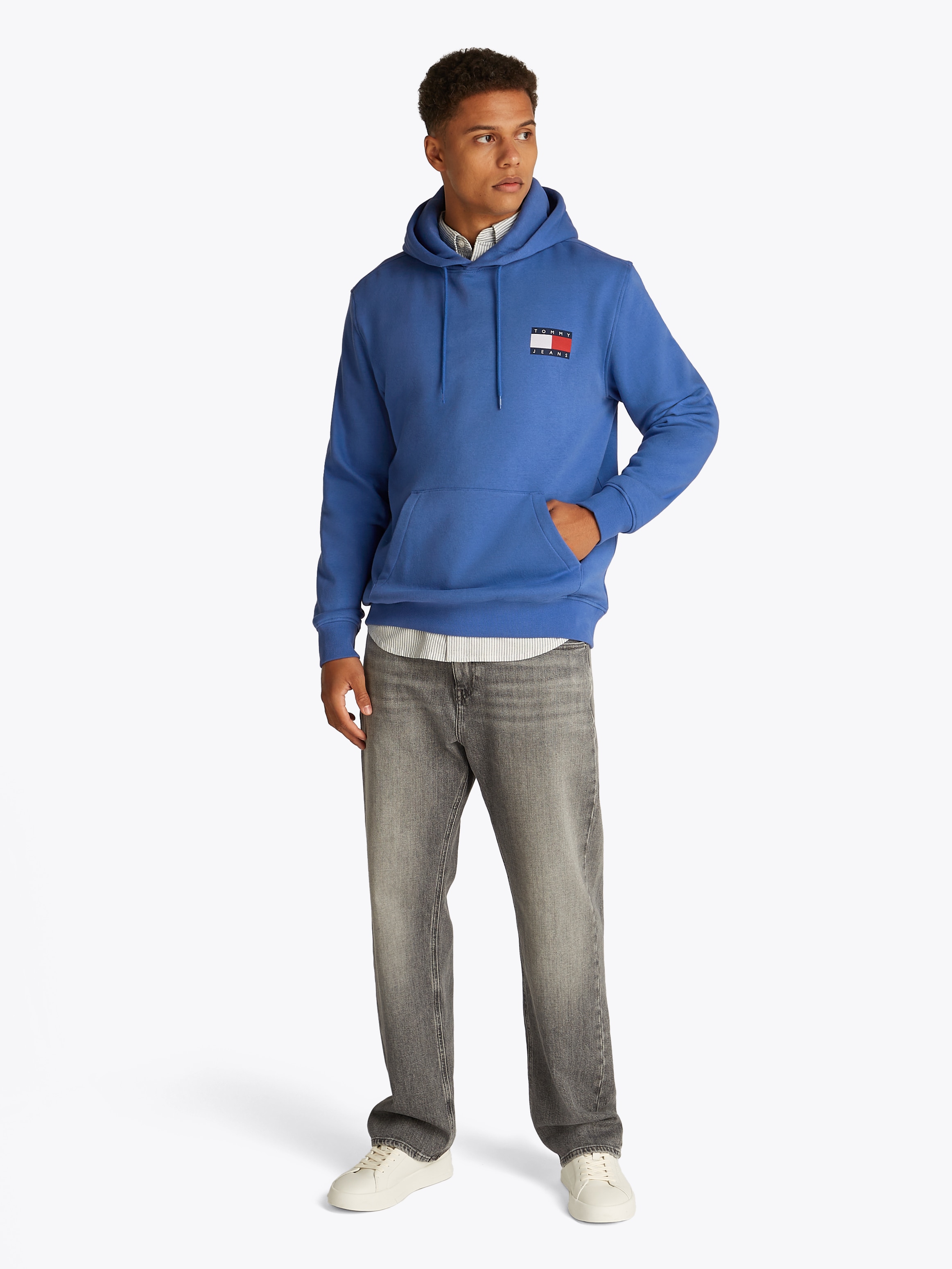 Tommy Jeans Sweatshirt »TJM REG ESSENTIAL FLAG HOOD EXT«, mit bedruckten Markenlogo auf Brusthöhe