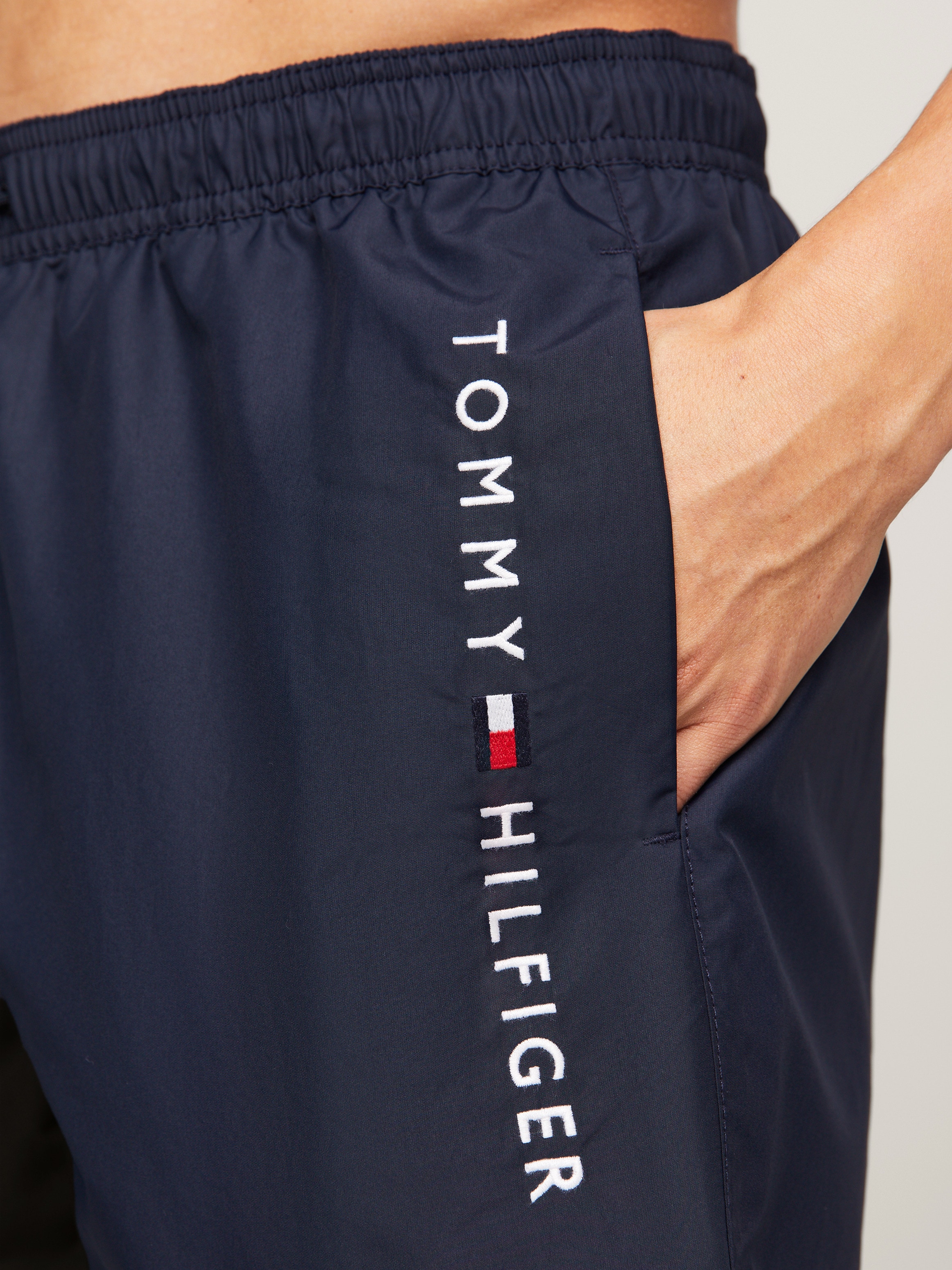 Tommy Hilfiger Swimwear Badeshorts »MEDIUM DRAWSTRING«, mit Logostickerei an der Hüfte