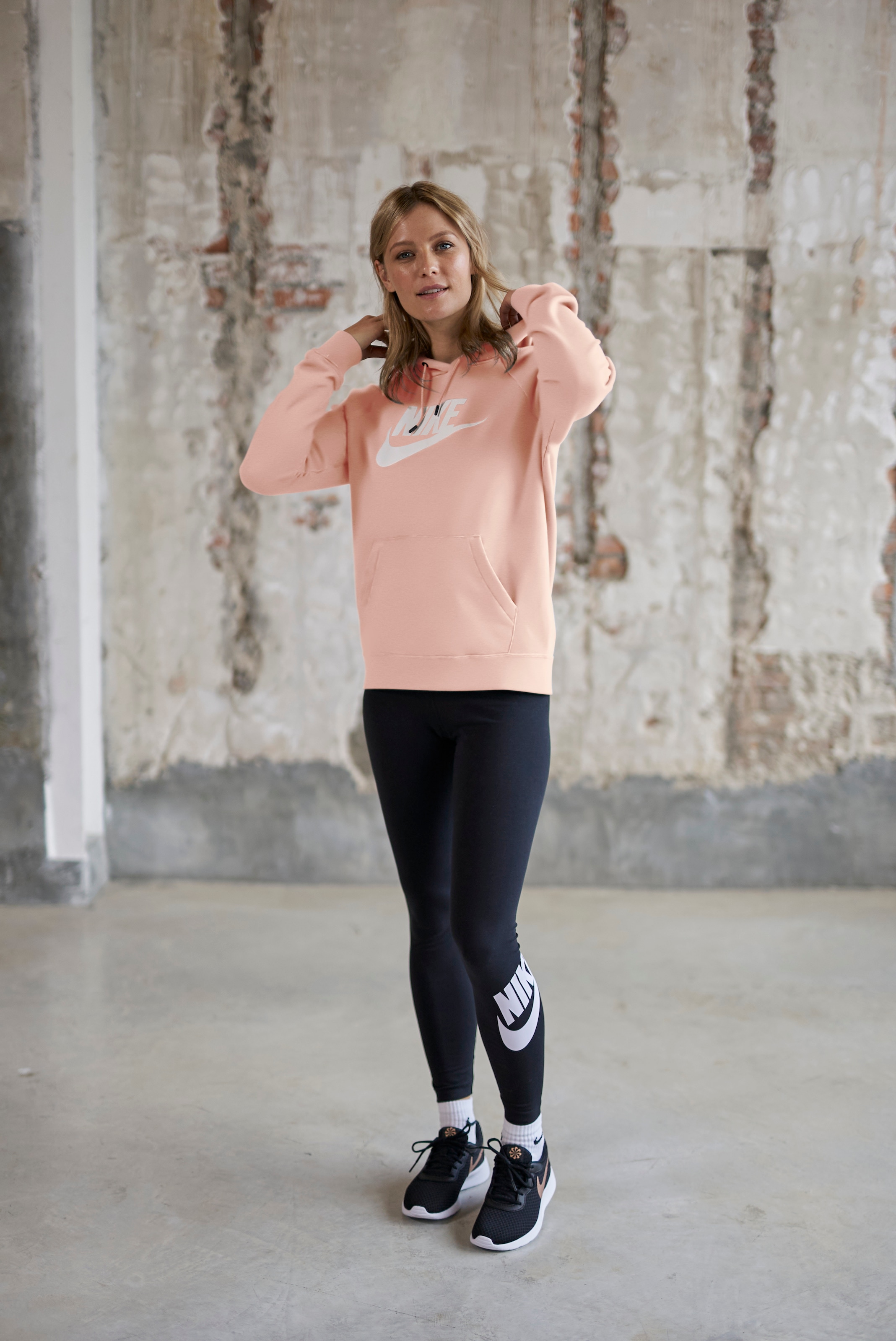 Nike Sportswear Leggings »Essential Women's High-Waisted Graphic Leggings«, Schweissableitende High Waist Sportleggings mit Logo