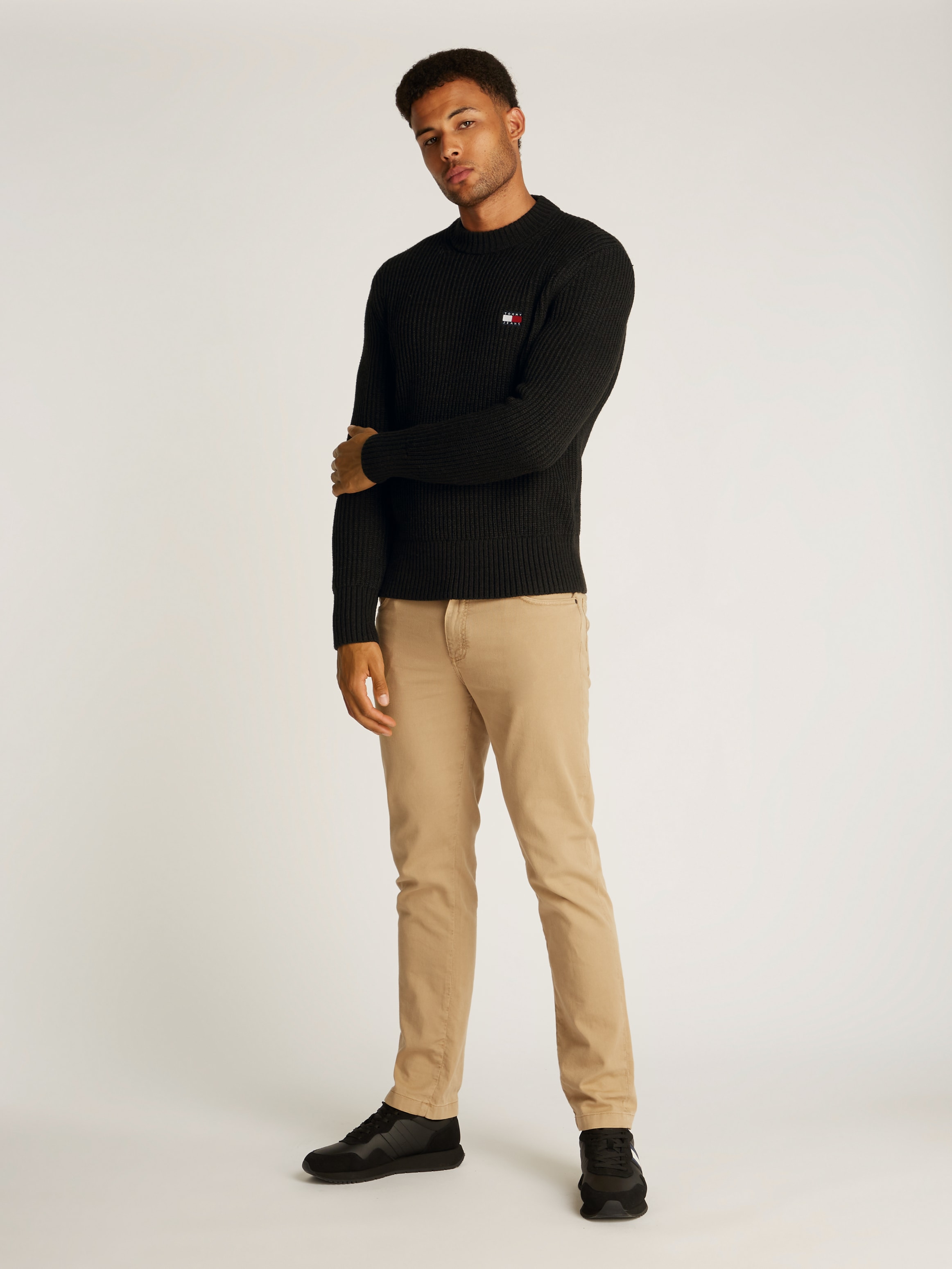 Tommy Jeans Rundhalspullover »TJM REG BADGE TEXTURED CNECK EXT«, in Unifarbe