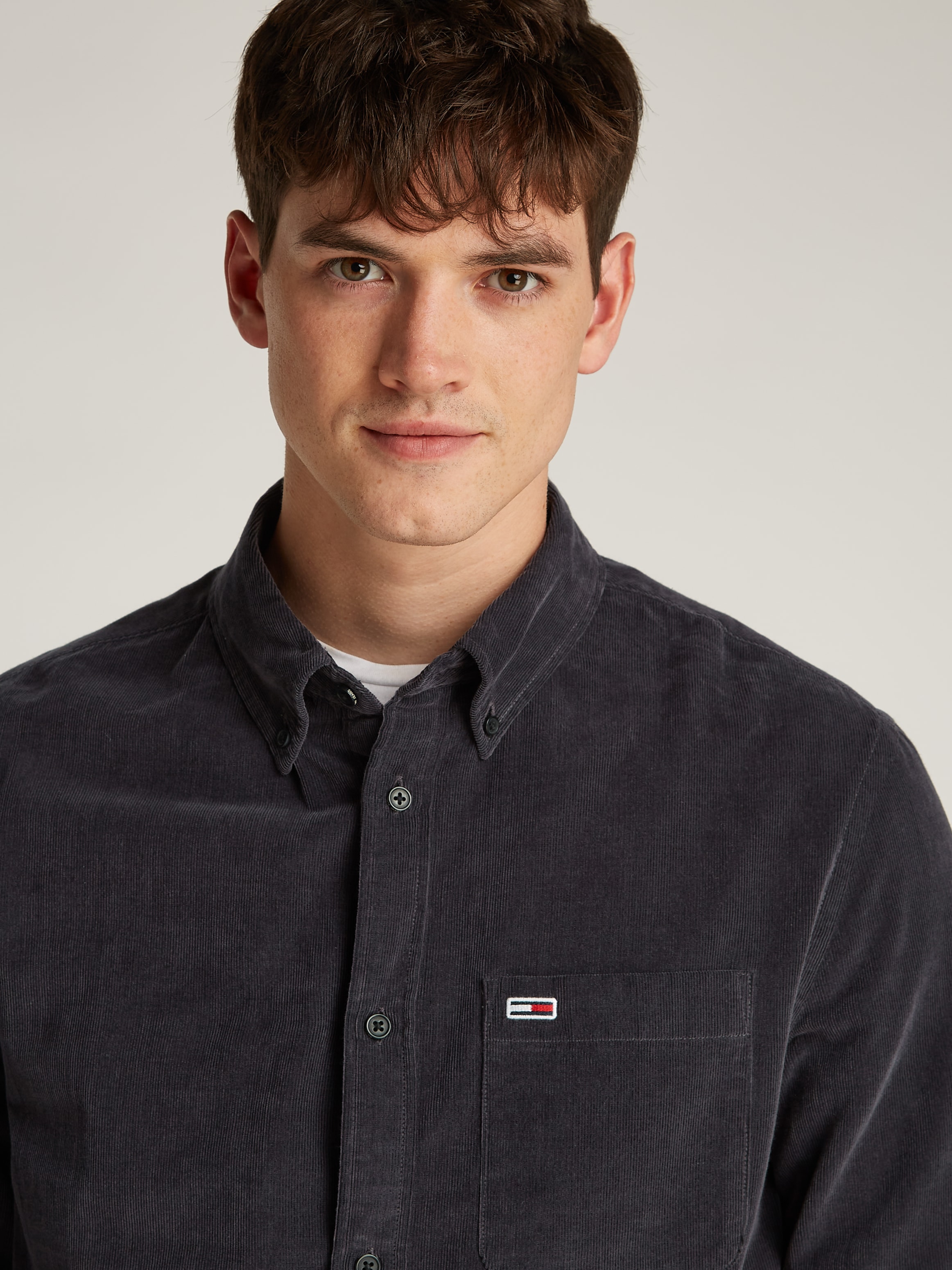 Tommy Jeans Hemdjacke »TJM ENTRY CORD SHIRT EXT«, mit Brusttasche und Logostickerei