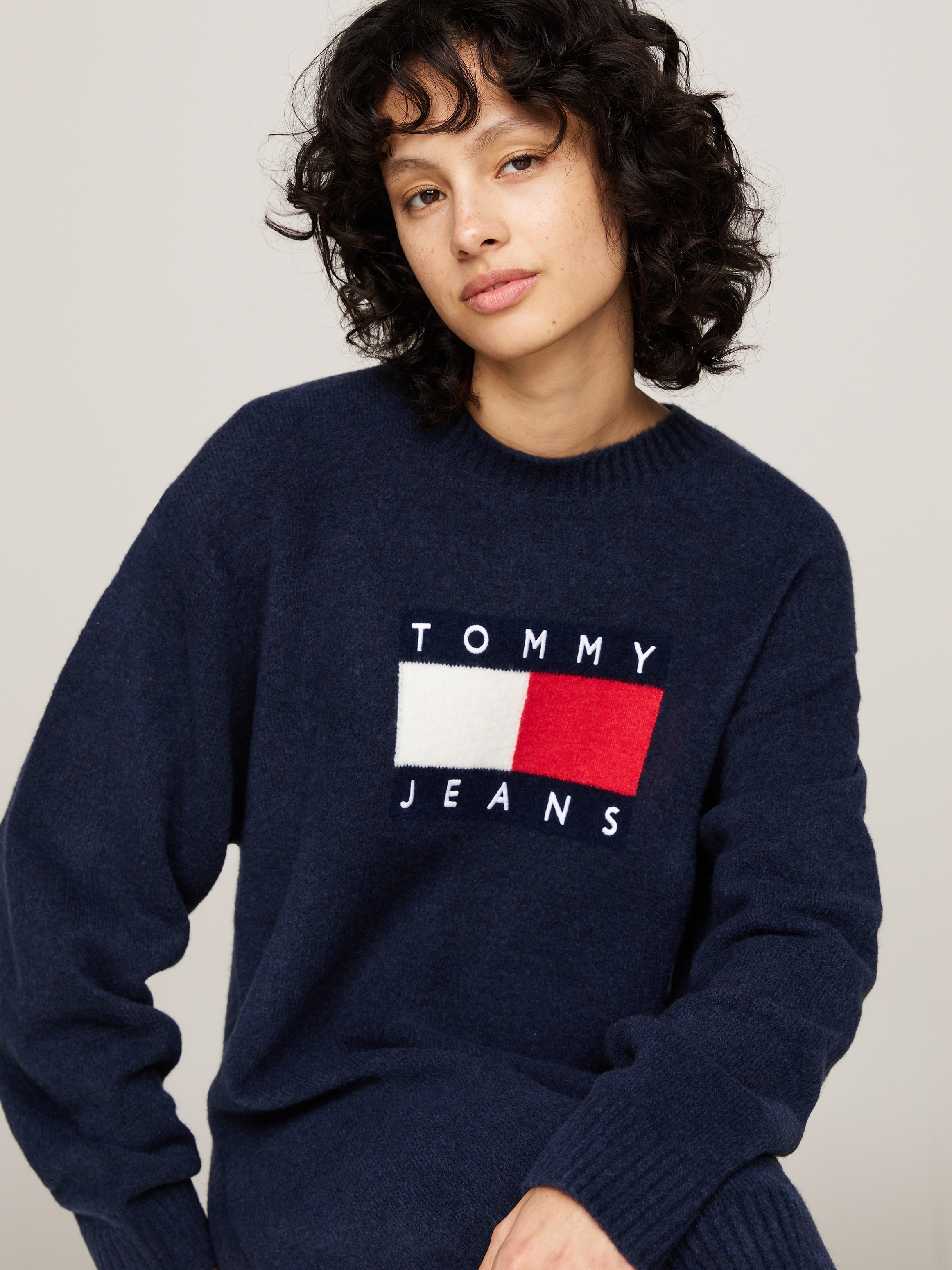 Tommy Jeans Curve Strickkleid »TJW MLNGE FLAG SWEATER DRESS EXT«, in Grossen Grössen, mit Wollanteil & Elasthan, Logo-Flag