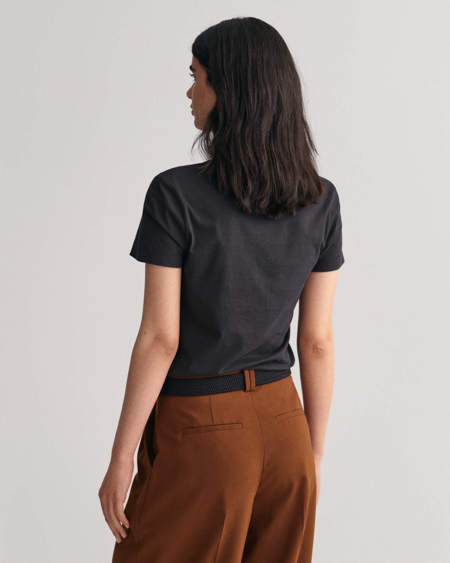Gant T-Shirt »REG SHIELD KA V-NECK T-SHIRT«, mit einer kleinen Logostickerei auf der Brust