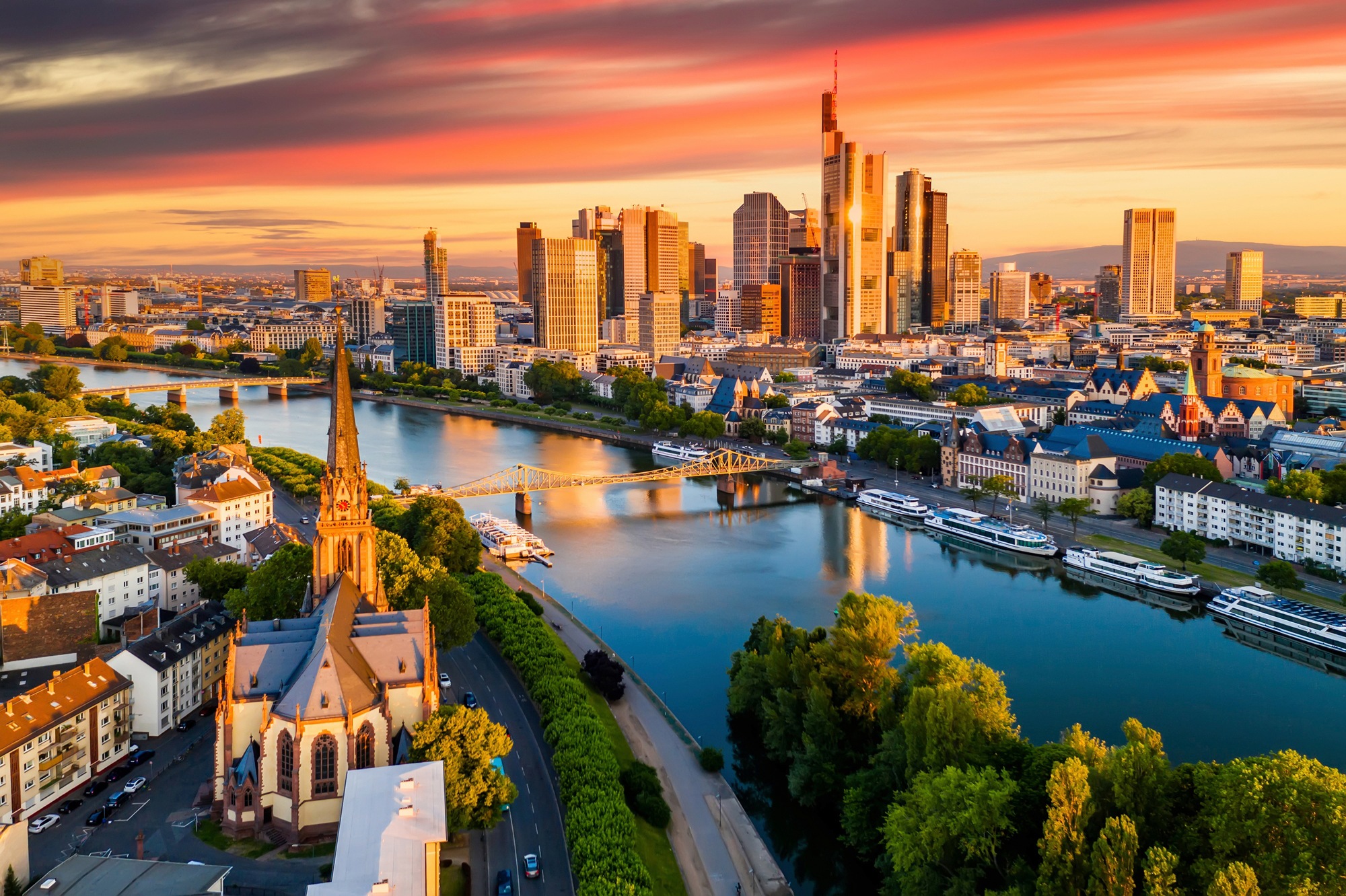Papermoon Fototapete »FRANKFURT-MAIN SKYLINE WOLKENKRATZER BRÜCKE FLUSS SONNE«