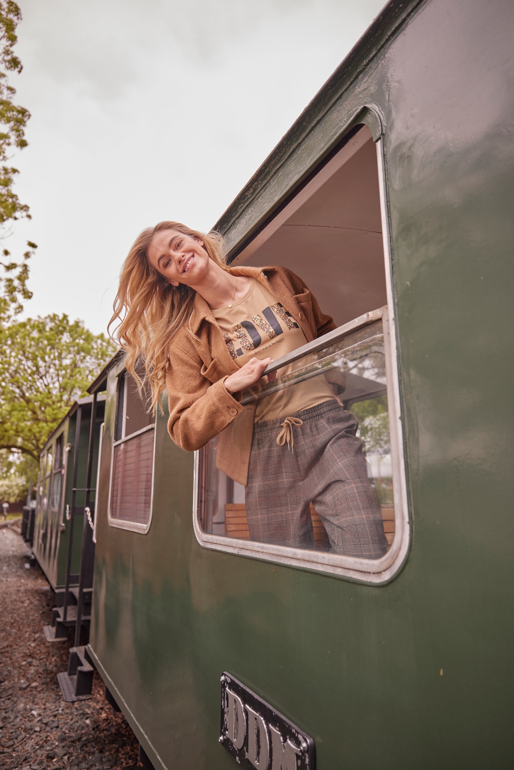 Aniston CASUAL T-Shirt, mit Folienprint verzierter "LOVE"-Schriftzug - NEUE KOLLEKTION