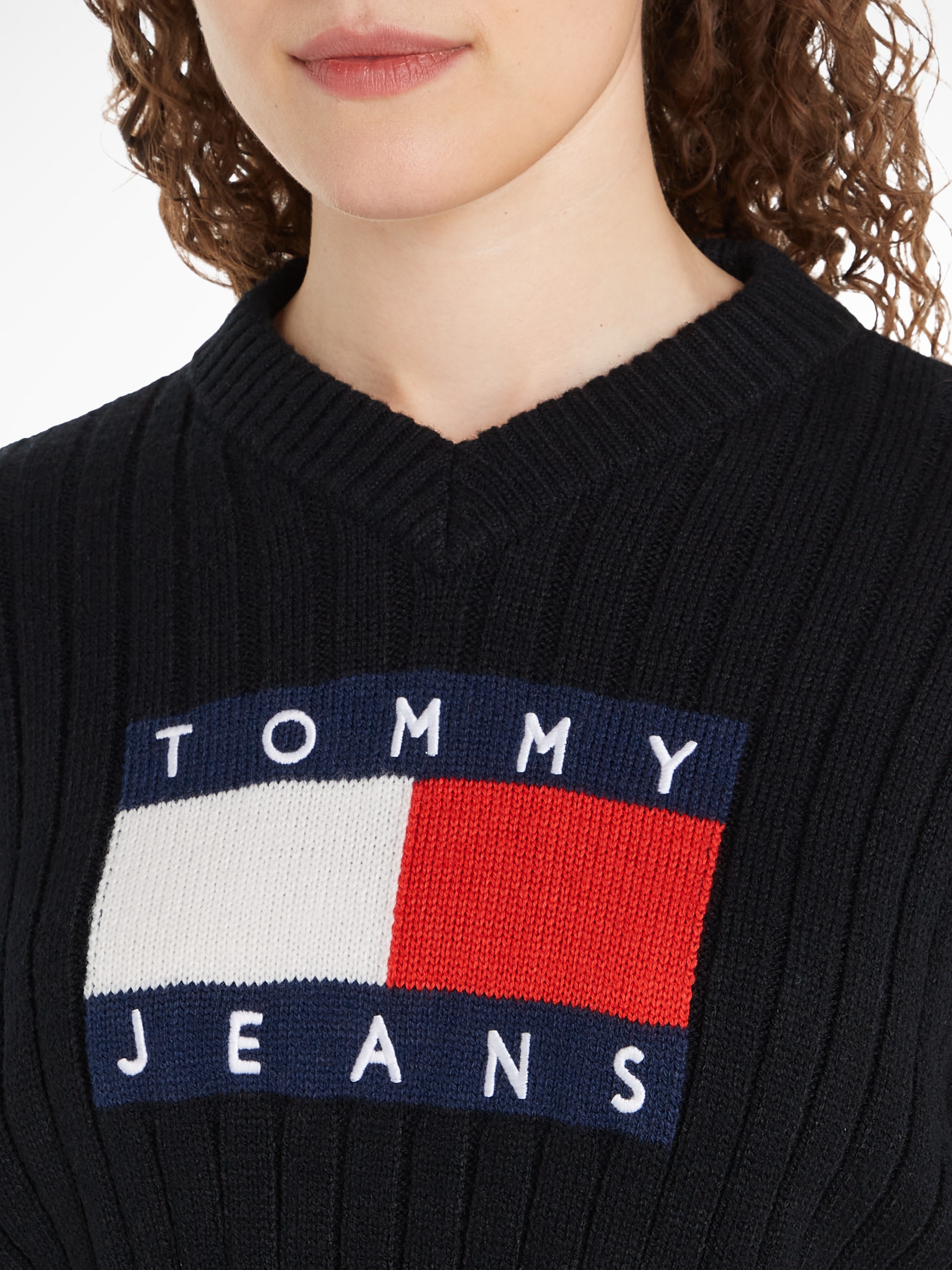 Tommy Jeans Strickpullover »TJW VNCK CENTER FLAG SWEATER EXT«, mit Tommy Jeans Center Logo-Flag