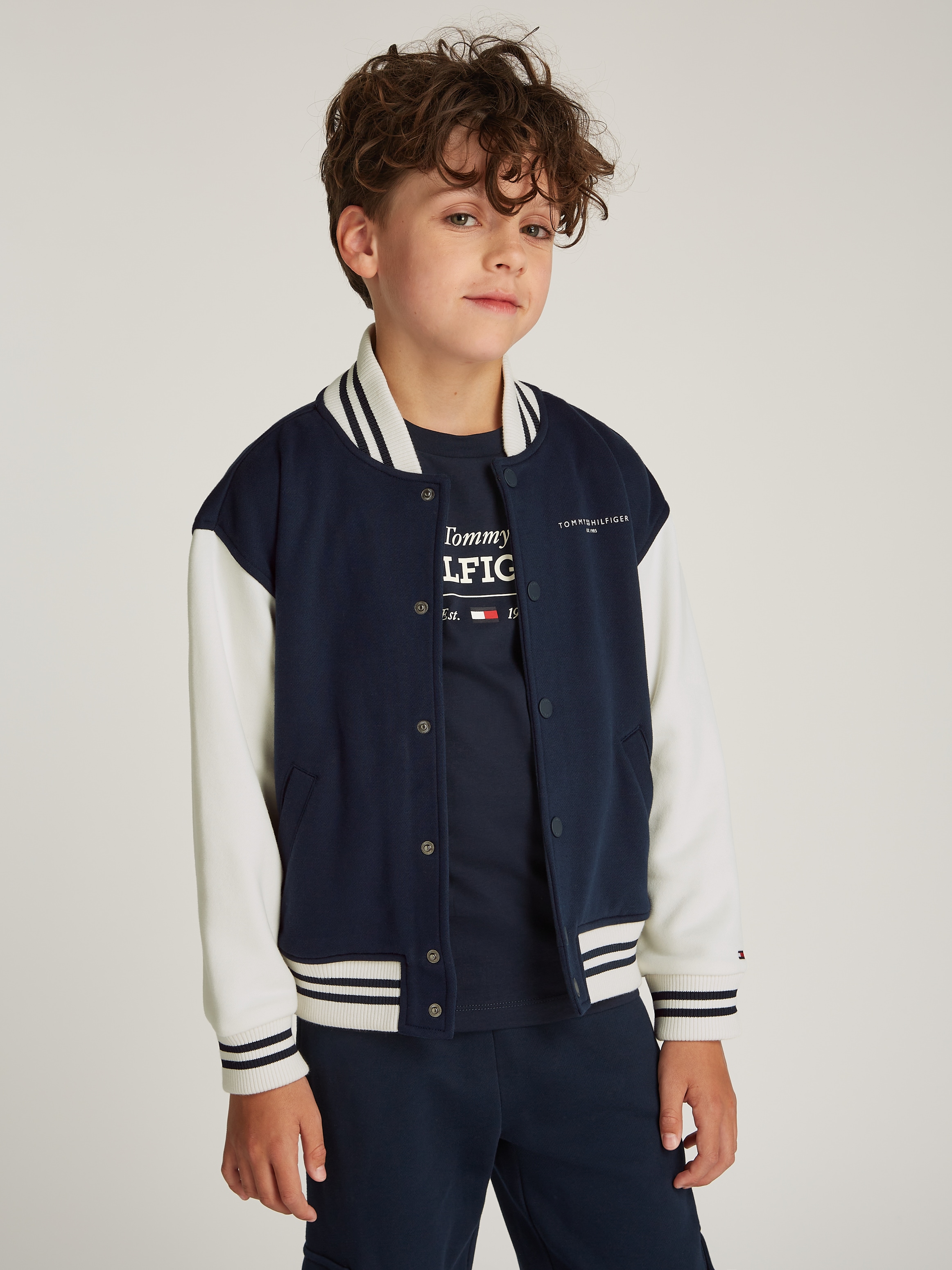 TOMMY HILFIGER Sweatjacke »U MINI CORP LOGO BOMBER«, mit kontrastfarbenen Ärmeln, mit Logodruck