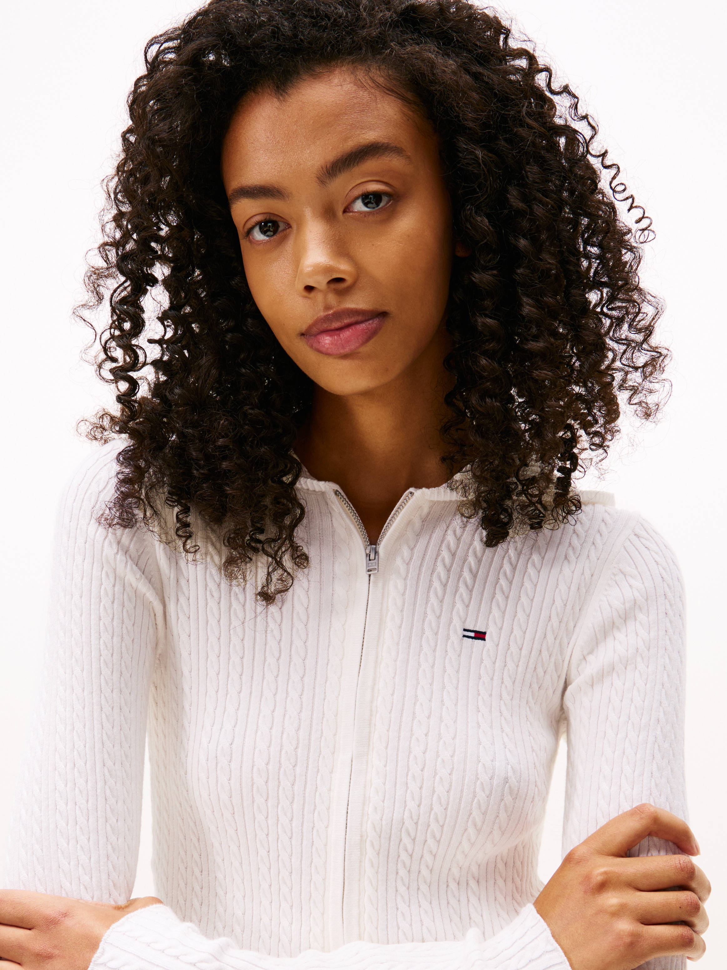 Tommy Jeans Strickjacke »TJW ESSENTIAL ZIPPER HOOD CARDI«, mit Zopfstrickmuster und Kapuze