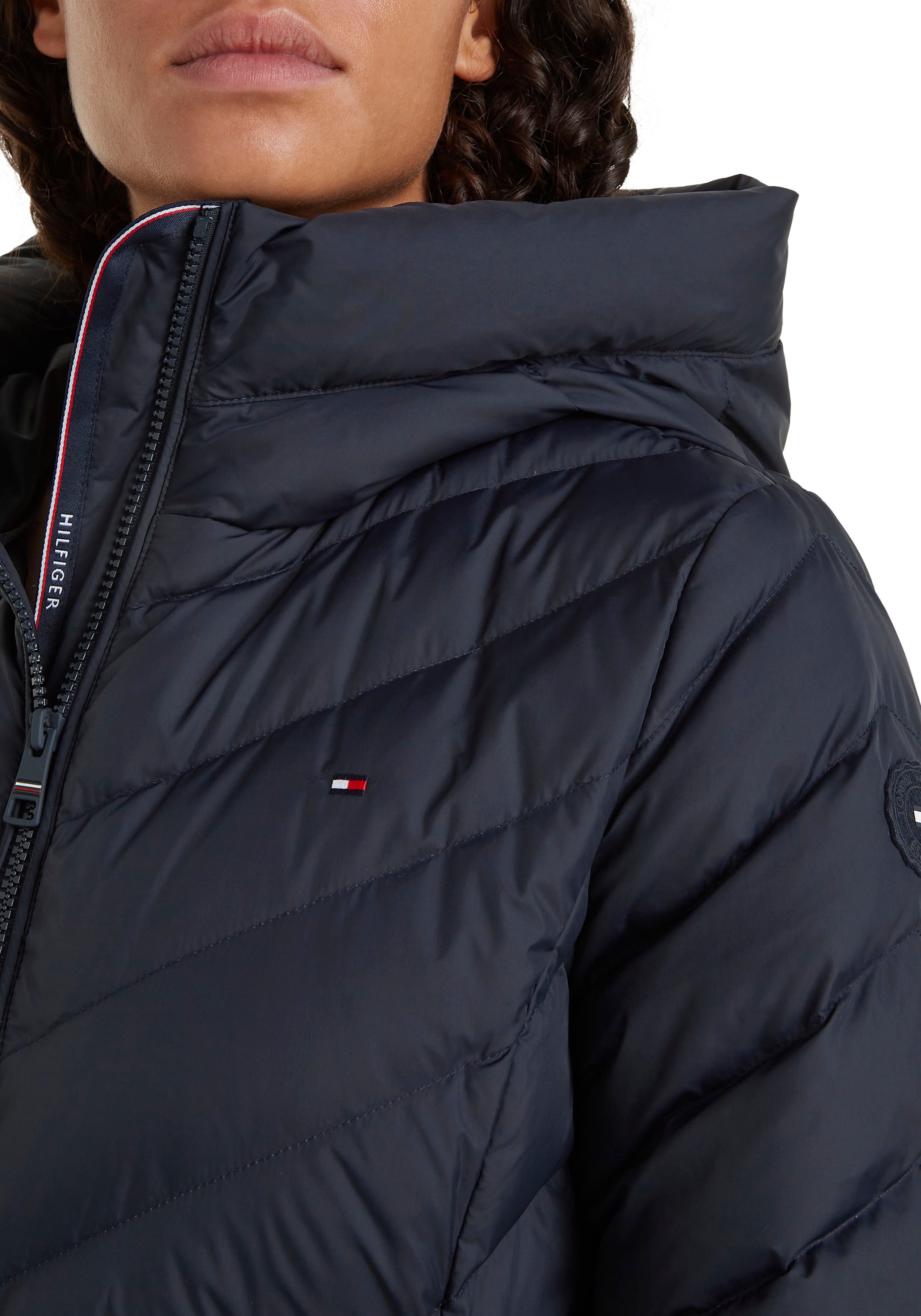 Tommy Hilfiger Steppmantel »CHEVRON MW PADDED COAT«, mit mittelstarker Wattierung und Tommy Hilfiger Markenlabel