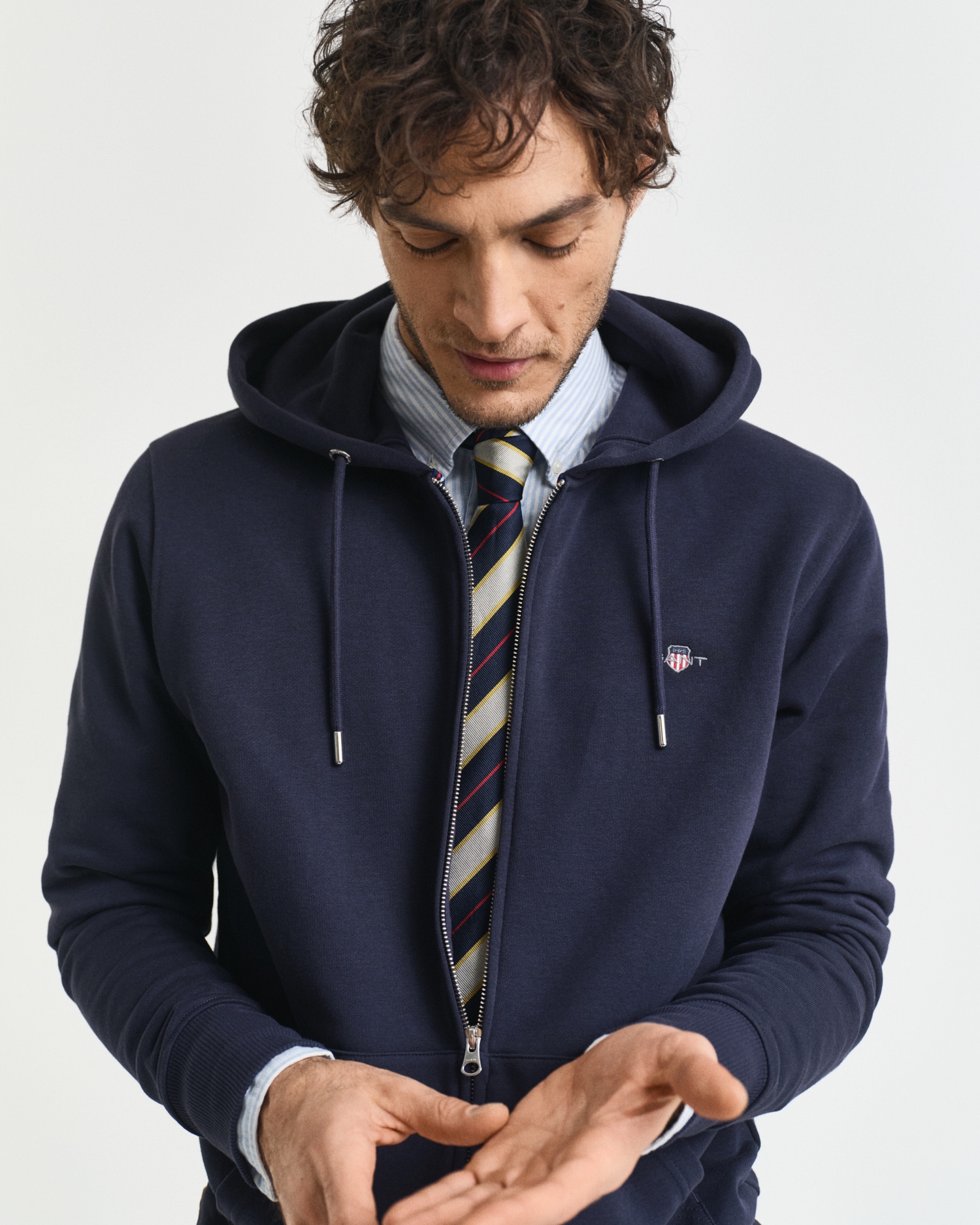 Gant Kapuzensweatjacke »REG SHIELD FULL ZIP HOODIE«, mit Logostickerei auf der Brust
