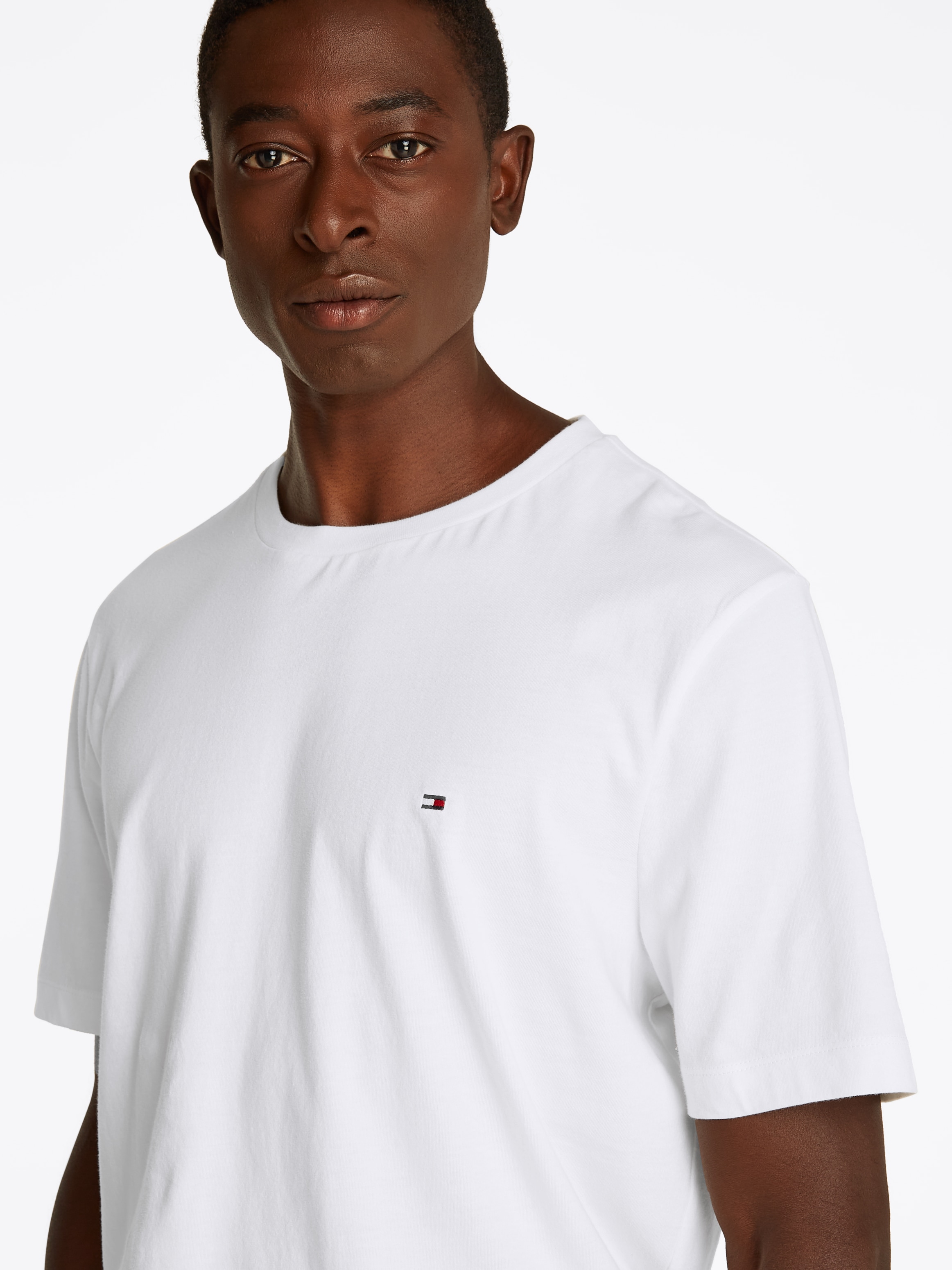 Tommy Hilfiger T-Shirt »ESSENTIAL REG FIT SOLID TEE«, mit Rundhalsausschnitt
