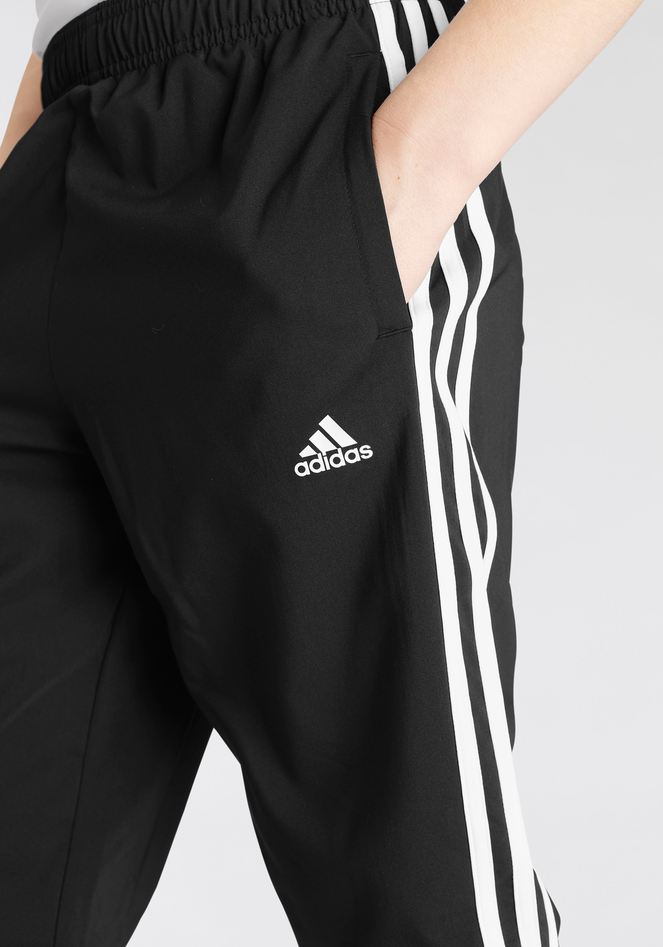❤ adidas Sportswear Sporthose »ESSENTIALS 3STREIFEN WOVEN HOSE«, (1 tlg.)  bestellen im Jelmoli-Online Shop