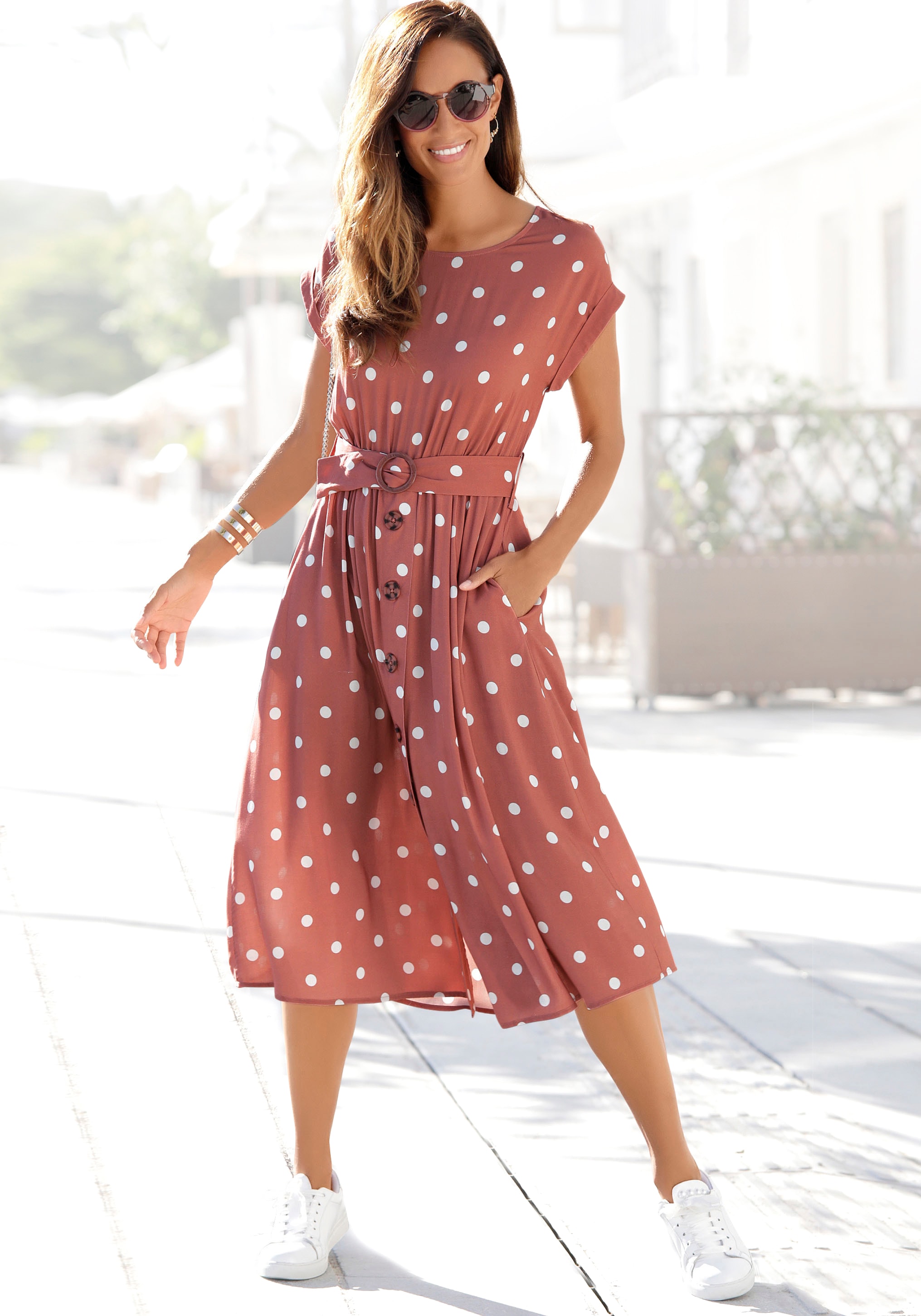 LASCANA Midikleid mit Gürtel, Seitennahttaschen mit Punktedruck und Taschen, Sommerkleid