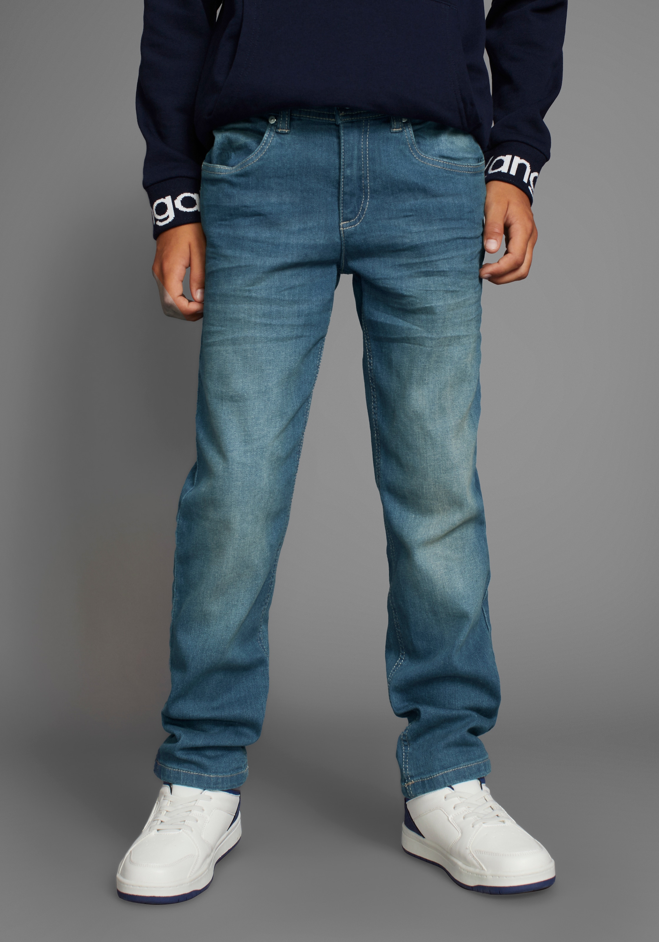 KangaROOS Stretch-Jeans », regular fit mit geradem Beinverlauf«, mit Logo-Stickerei hinten