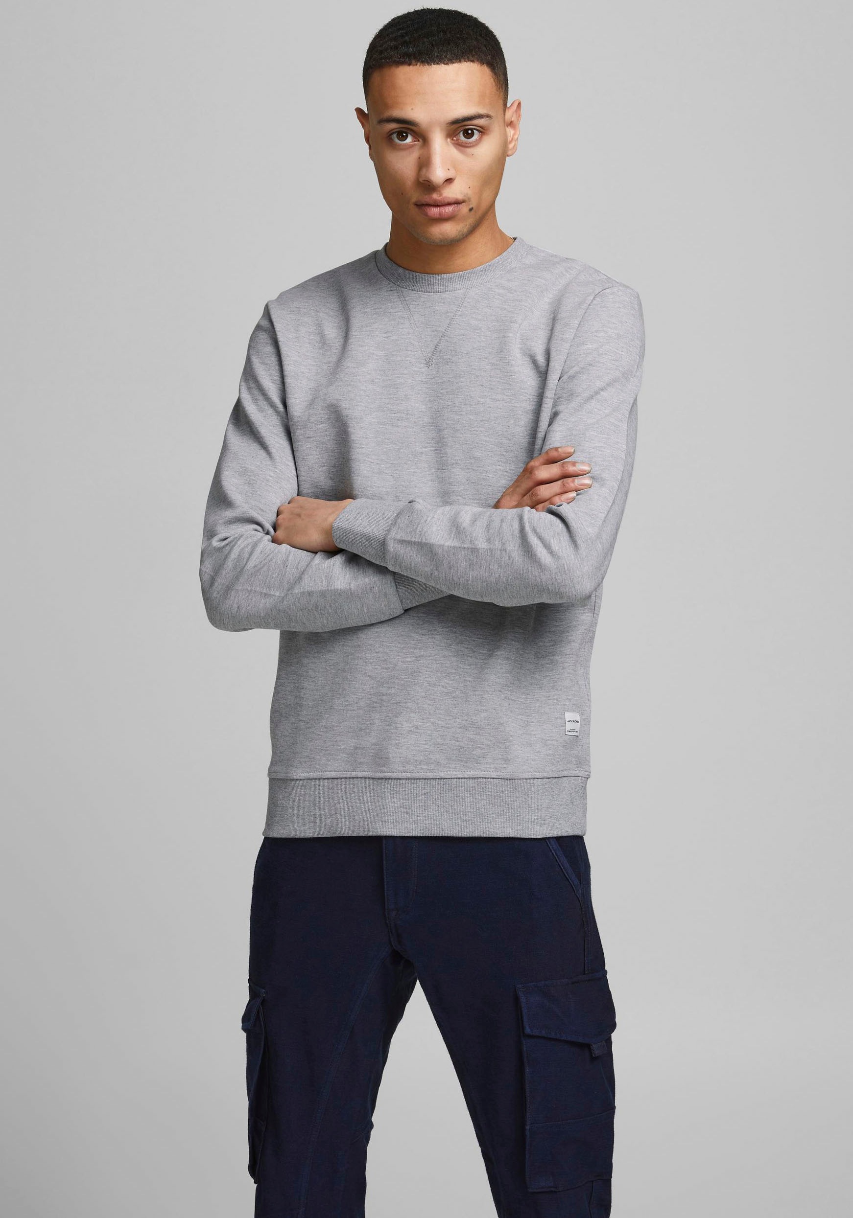 Jack & Jones Sweatshirt »JJEBASIC mit Flaglabel und weicher Baumwollmischung«, unifarben, modisch, regular fit, Baumwolle, Rundhals